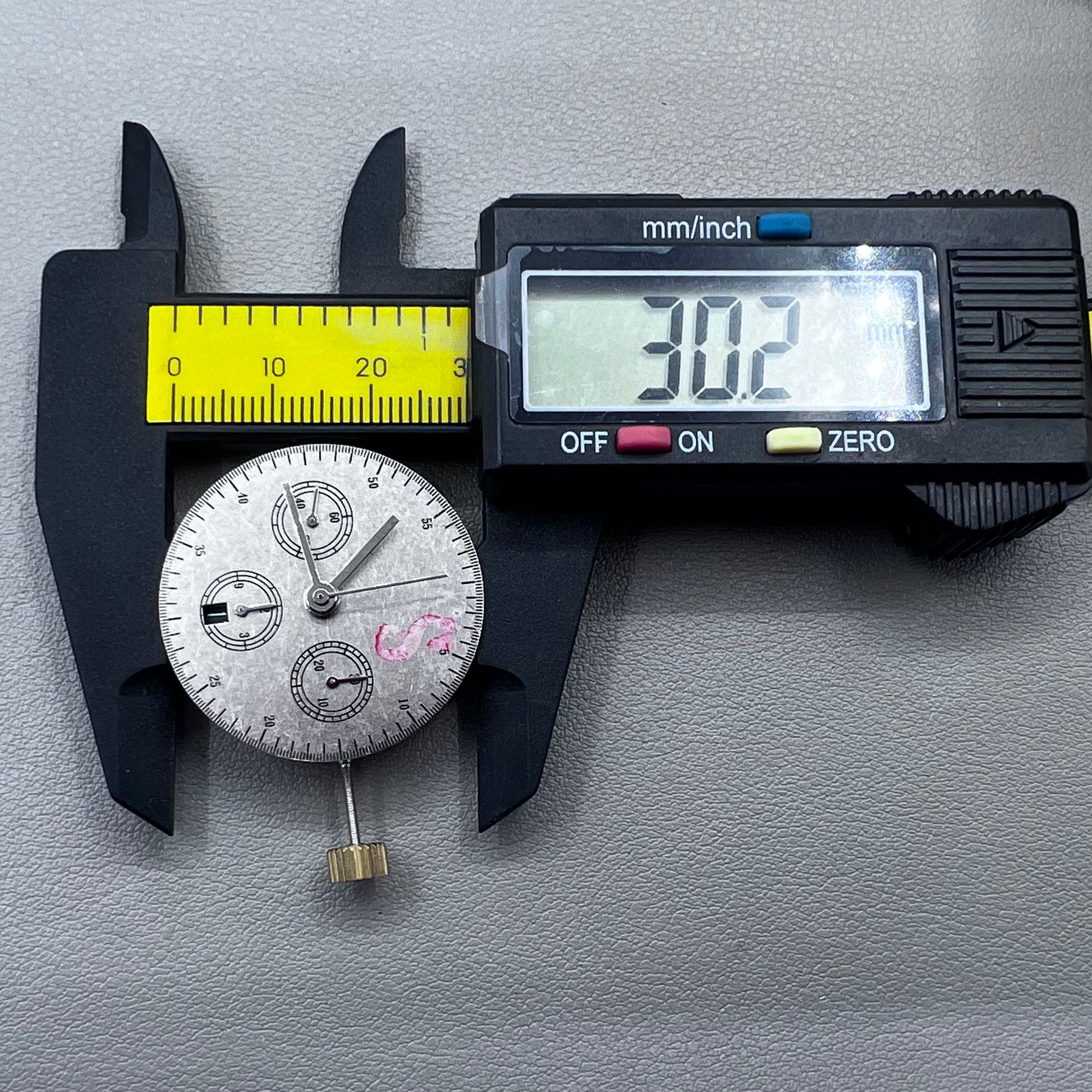 China 7750 automatic mechanical movement with single calendar at 6 o'clock, precision watch accessory.