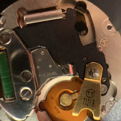 French 7121B quartz watch movement with 3 hands and single calendar date at 3 o'clock for precise timekeeping.