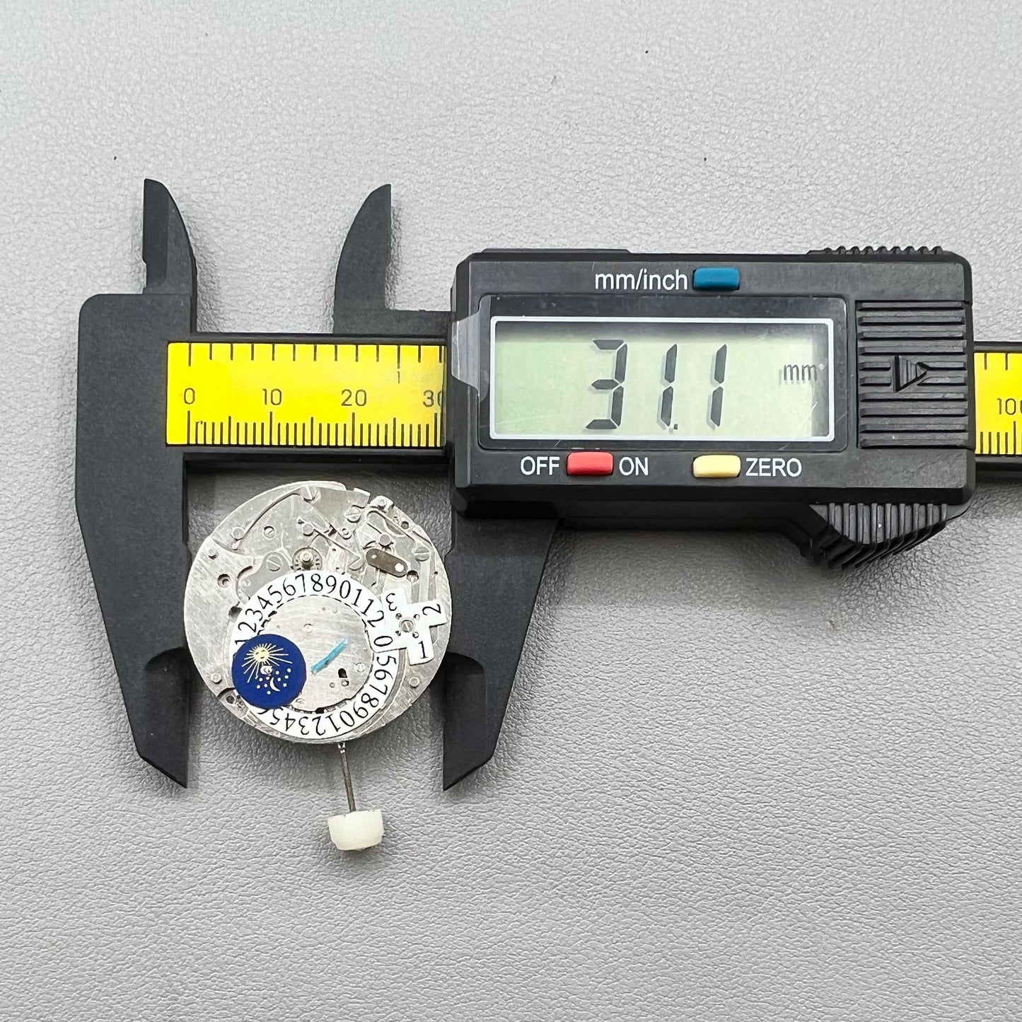1. ?Multifunctional automatic mechanical watch showing moon phase?  