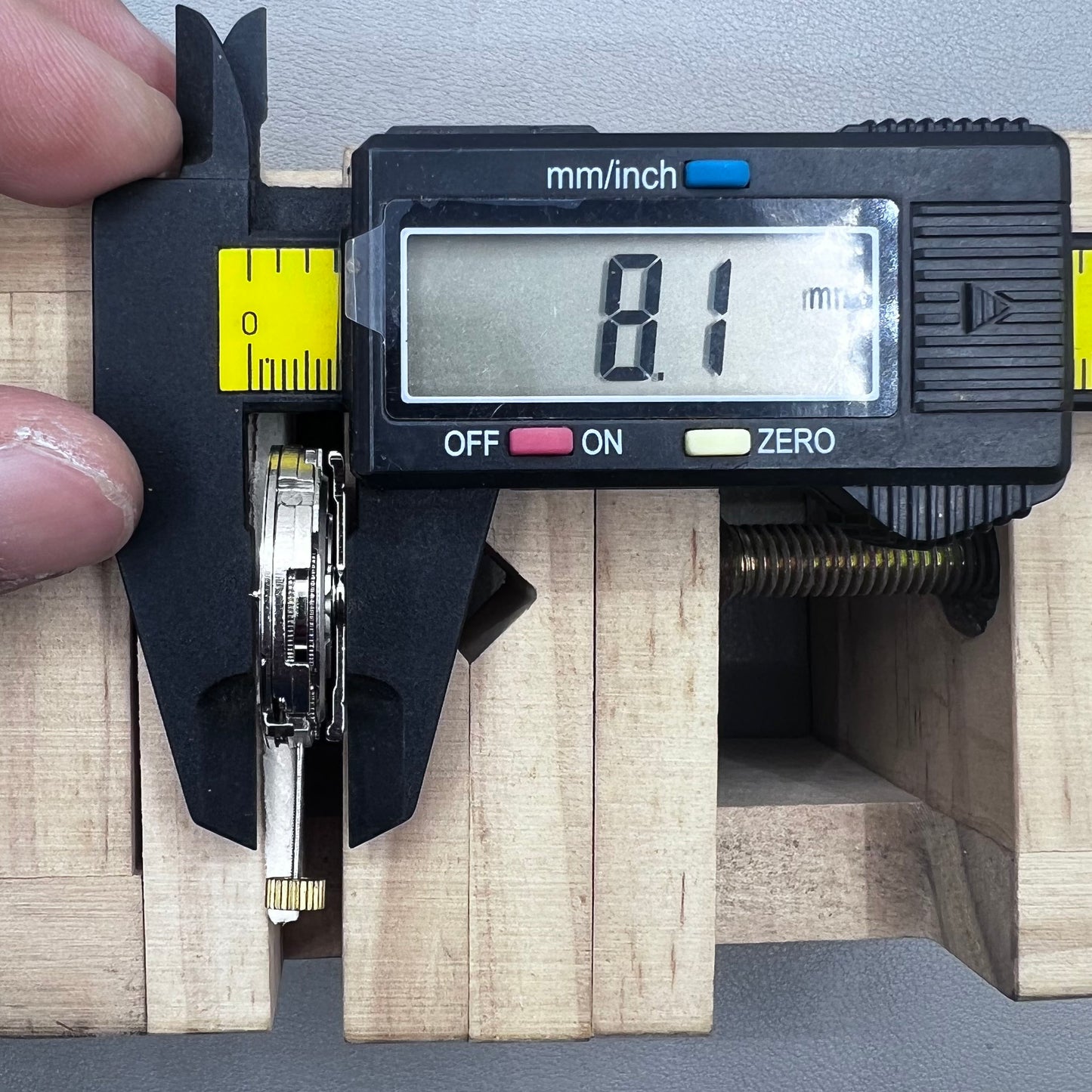 China 2813 8205 8215 automatic mechanical watch movement displaying moon phase at 6 o?clock for precise timekeeping