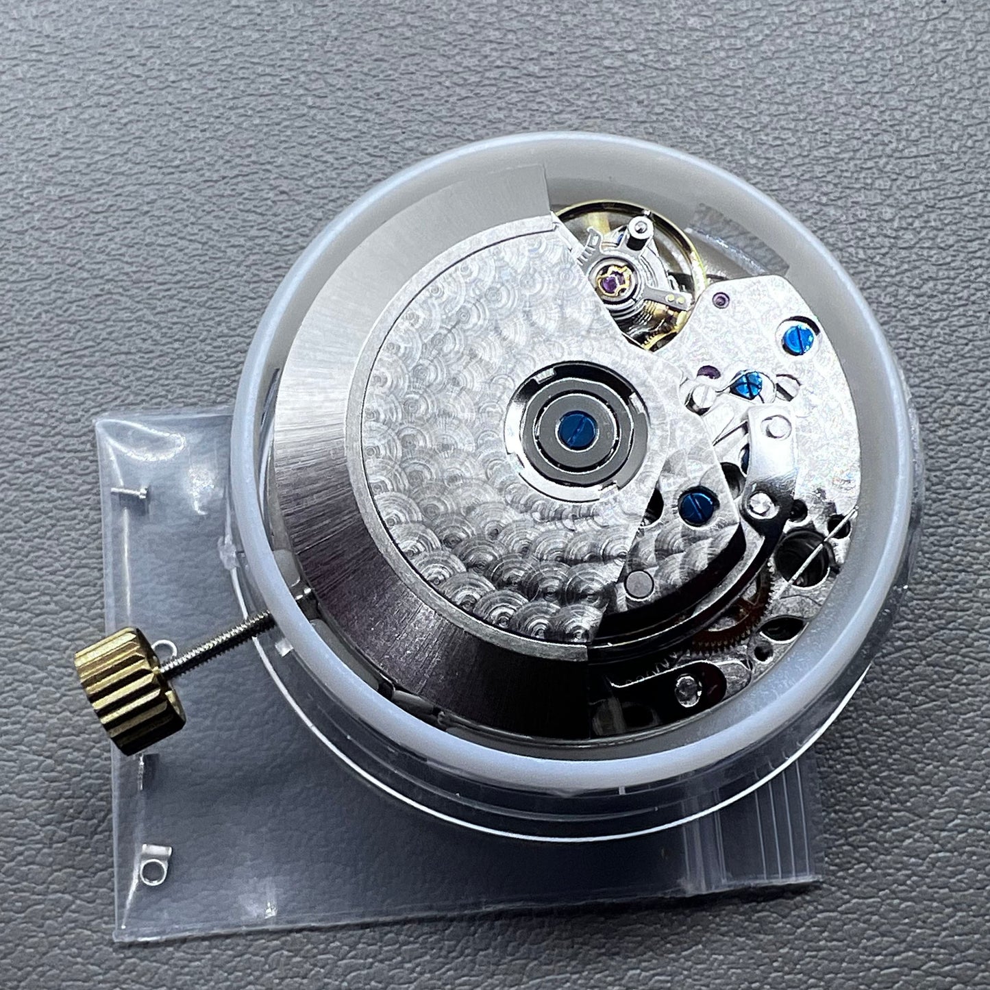 China 7750 automatic mechanical movement with single calendar at 6 o'clock, precision watch accessory.