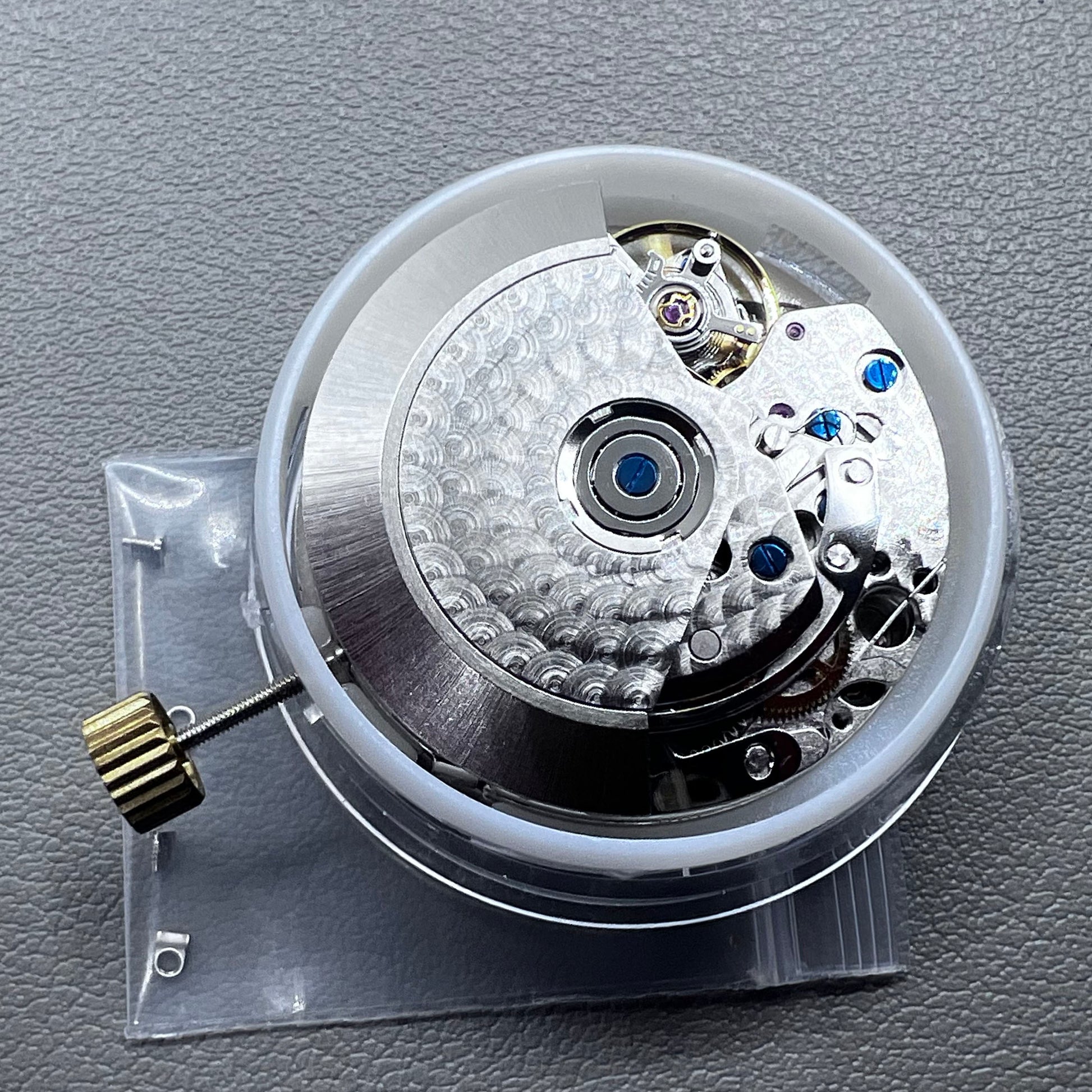 China 7750 automatic mechanical movement with single calendar at 6 o'clock, precision watch accessory.