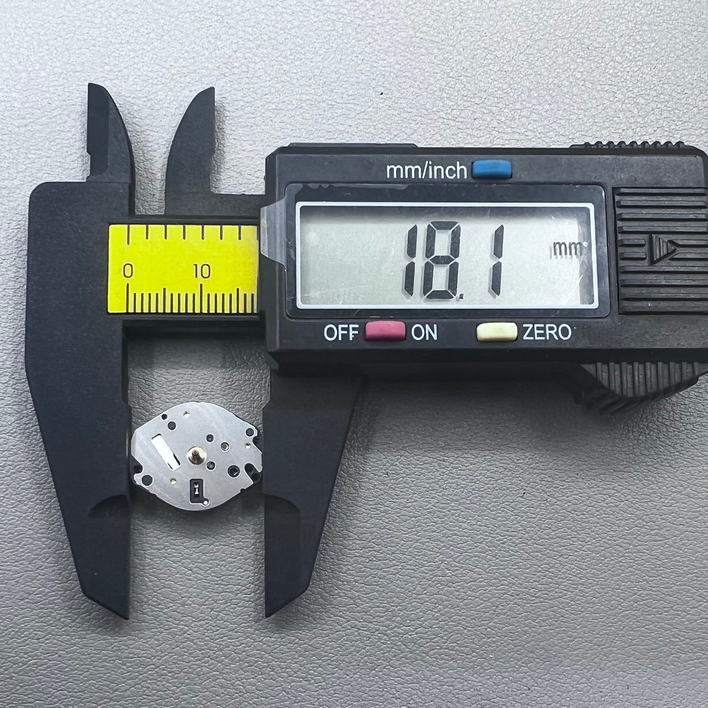 Japan Hattori Epson TMI Y121E quartz watch movement for precise timekeeping in wristwatches.