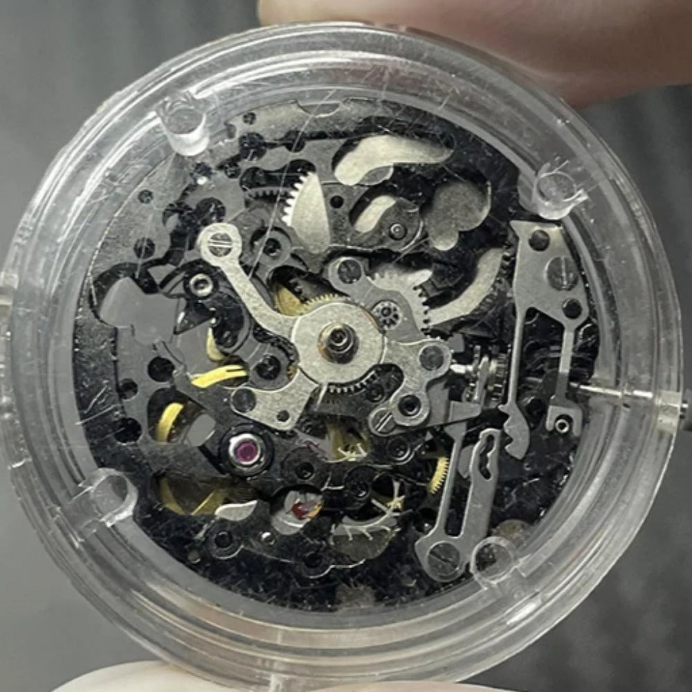 In Japan hergestelltes automatisches mechanisches Miyota-Uhrwerk in Schwarz und Silber mit Hohlschliff 8N24