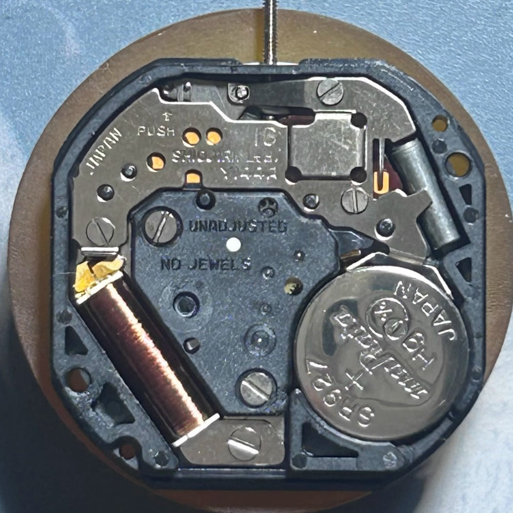 Japan Made YL44A quartz watch movement with 3 hands, double calendar, and golden disk for precise timekeeping.