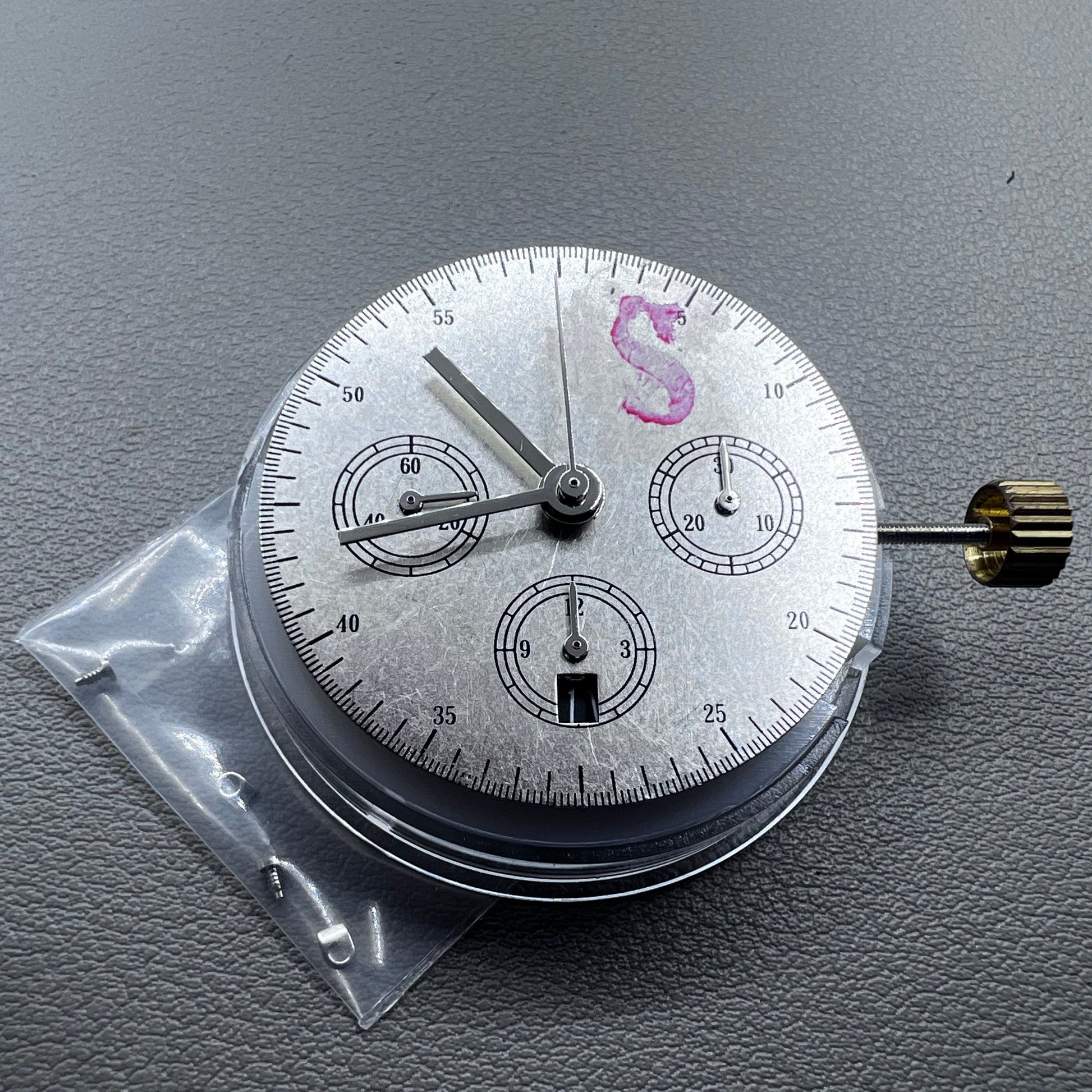 China 7750 automatic mechanical movement with single calendar at 6 o'clock, precision watch accessory.