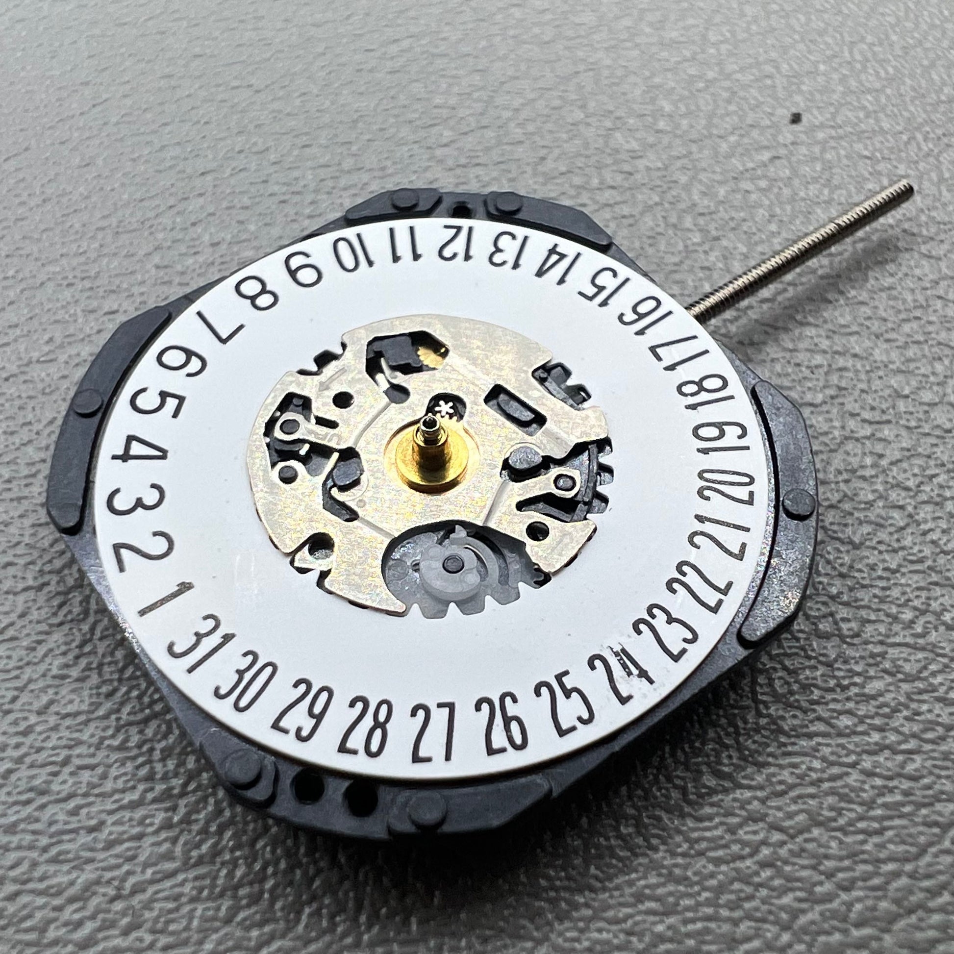 Orient Japan HT711 quartz watch accessory with 3 hands and date display at 6 o?clock, sleek design.