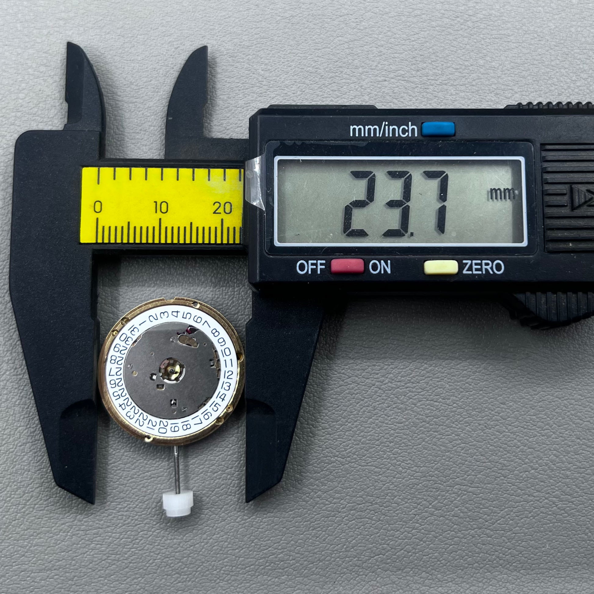 Swiss ETA E63.111 quartz watch movement with 3 hands and date display at 3 o?clock for precise timekeeping.