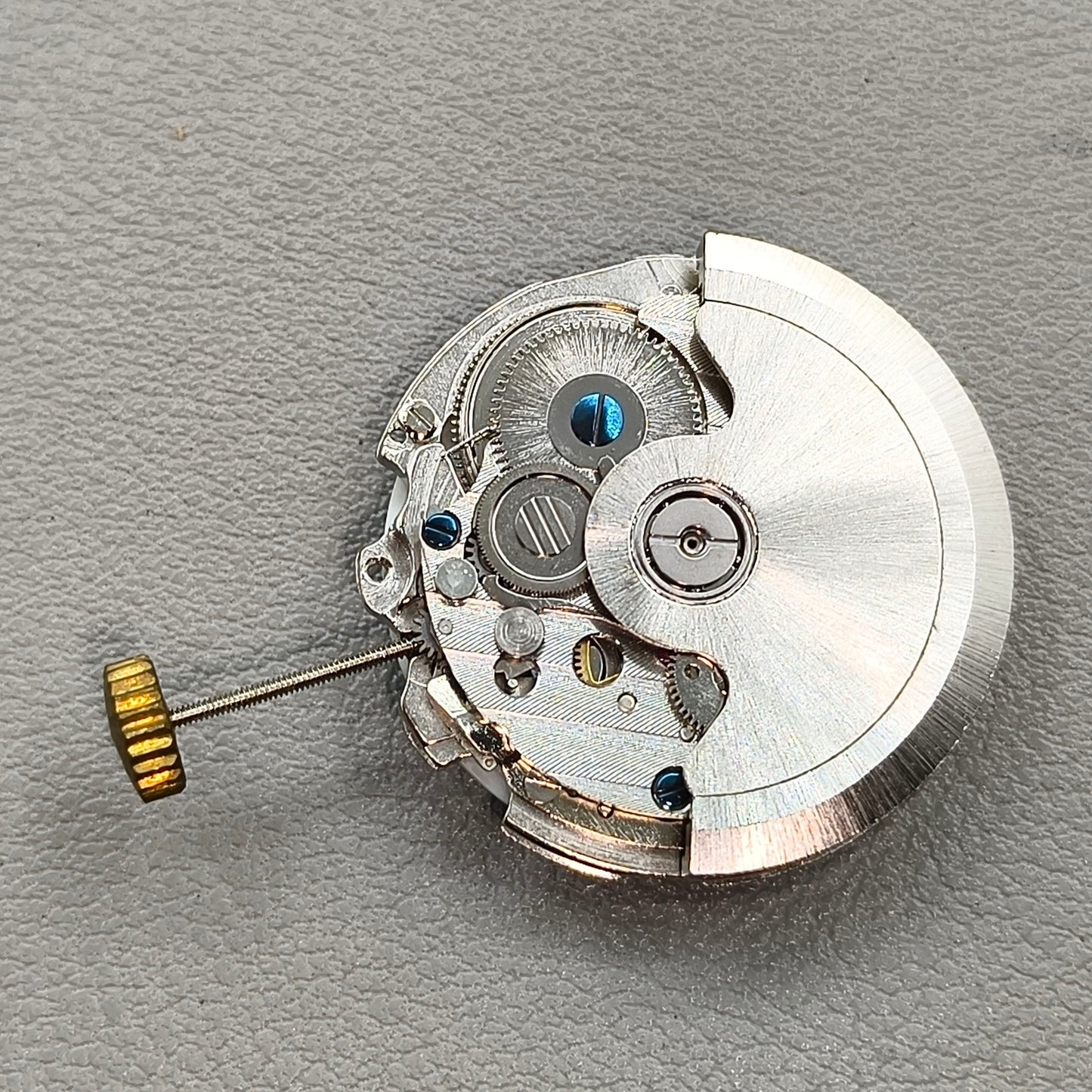 China 2242 Automatic Movement Single Calendar 2 Hands with Small Second