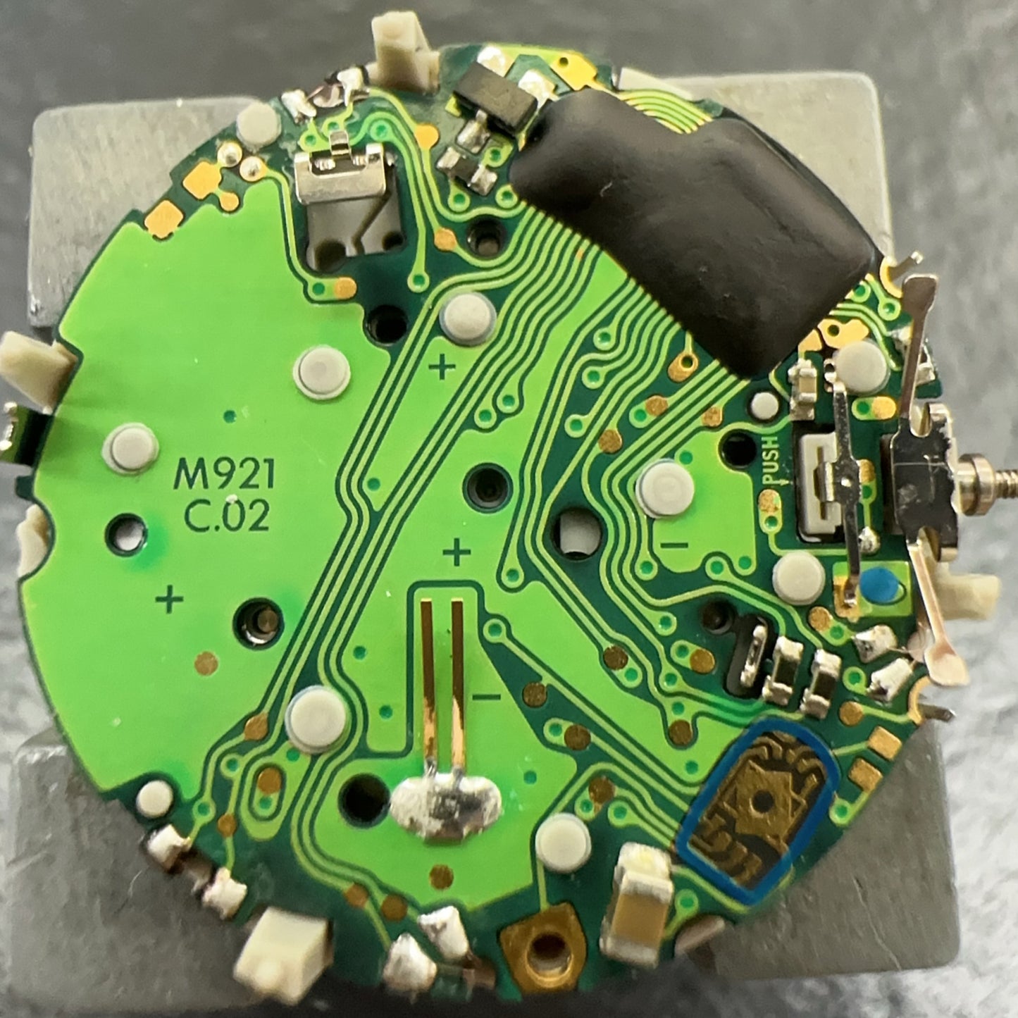 New M921 Multifunctional quartz watch with 3 hands and 3 subdials at 2, 6, and 10 o'clock positions for precise timekeeping.