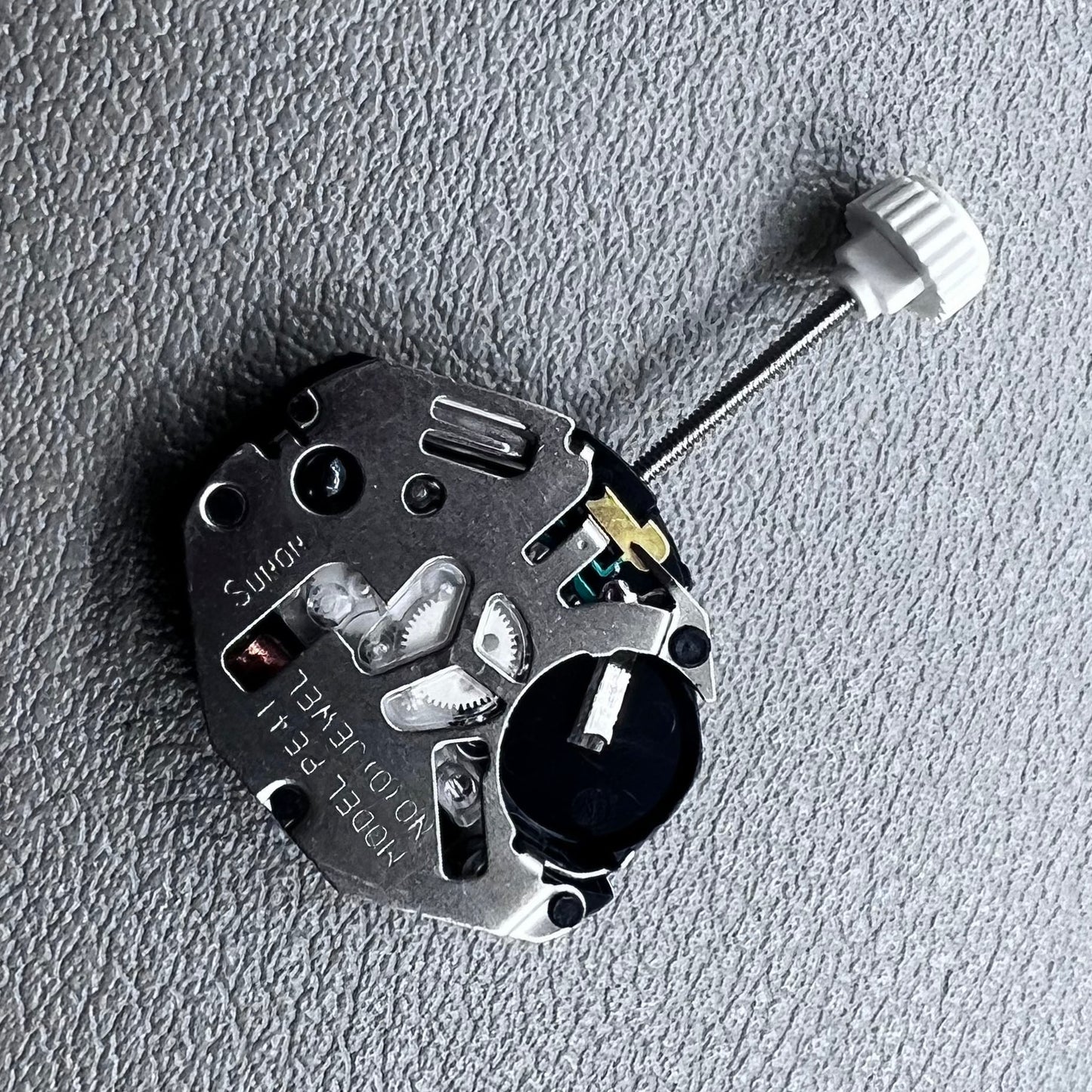 Sunon PE41 quartz watch movement with small second hand at 6 o'clock for ladies' watches.