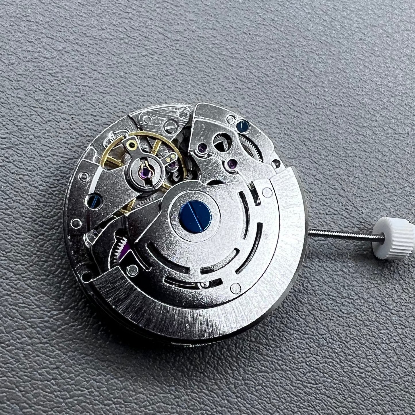NN2813 watch accessory featuring automatic mechanical movement, compatible with models 8205 and 8215.