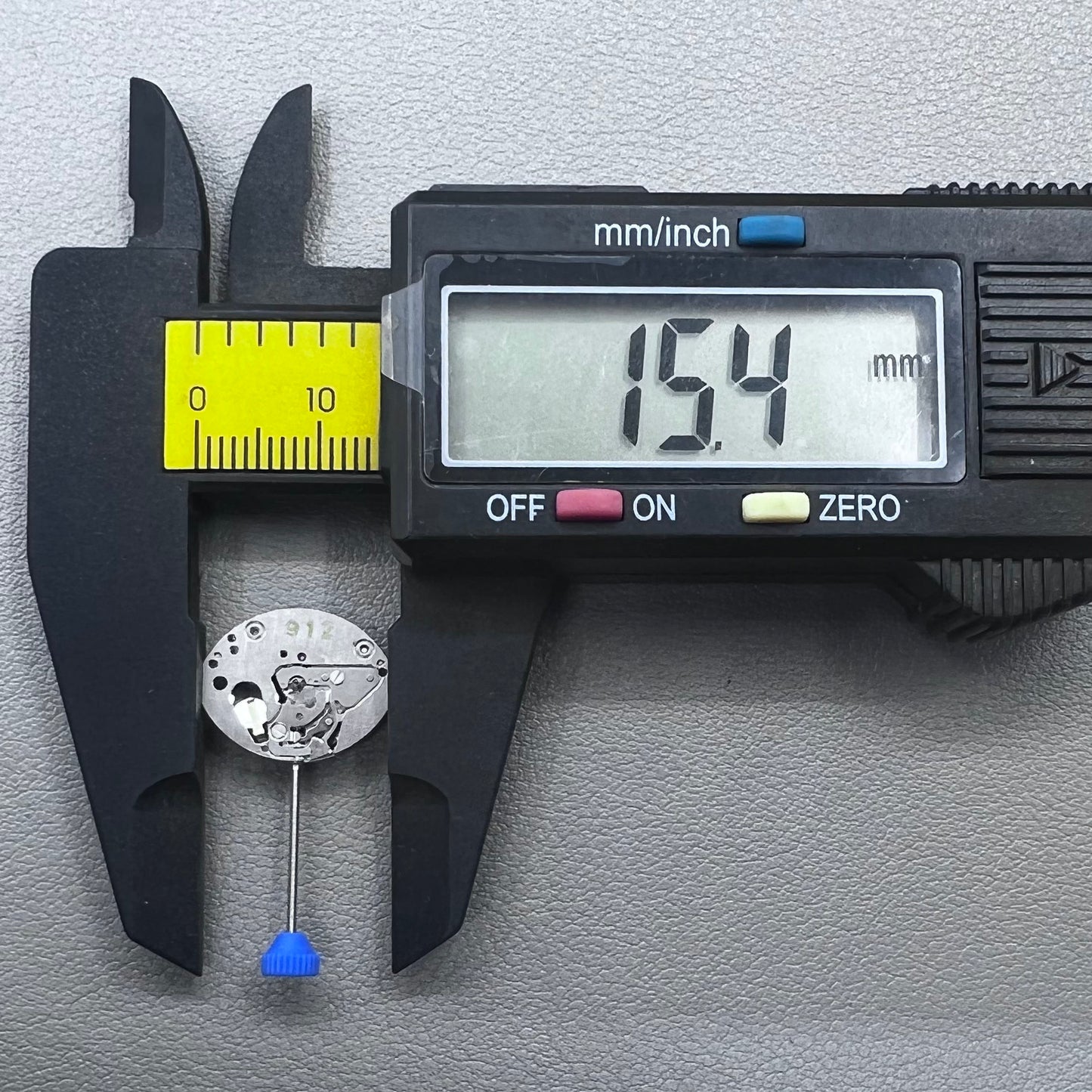 Replacement quartz watch movement ETA 978.002 with 2 hands, precision made in China for accurate timekeeping.
