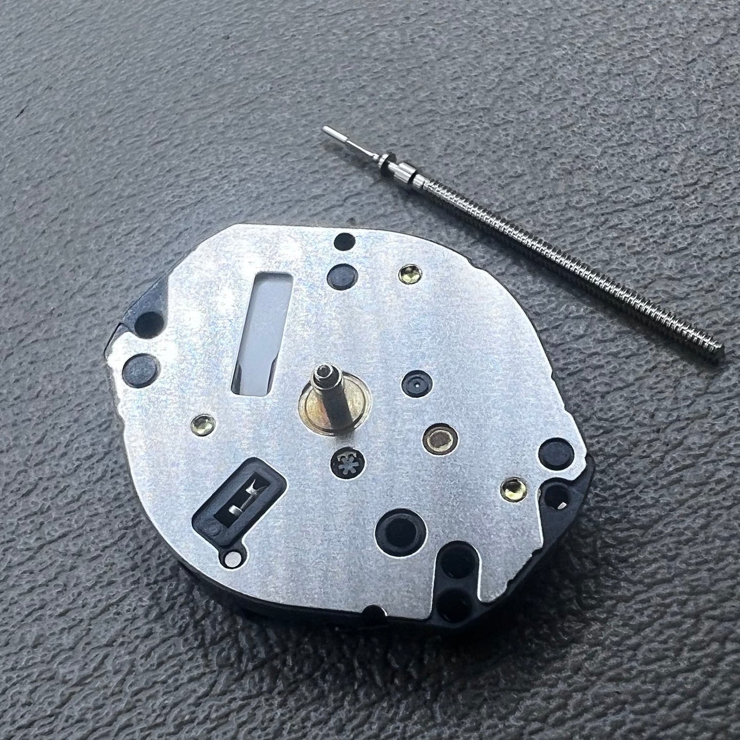 Japan Hattori Epson TMI Y121E quartz watch movement for precise timekeeping in wristwatches.