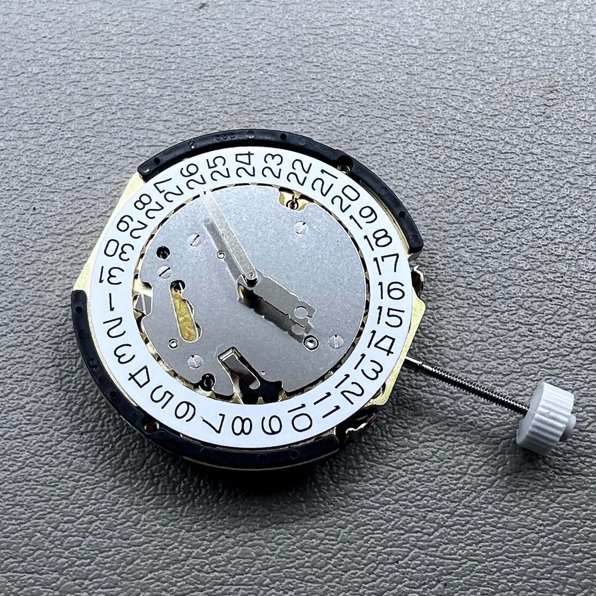 Swiss Ronda 3540.D quartz movement with multifunctional 6 hands for precise timekeeping.