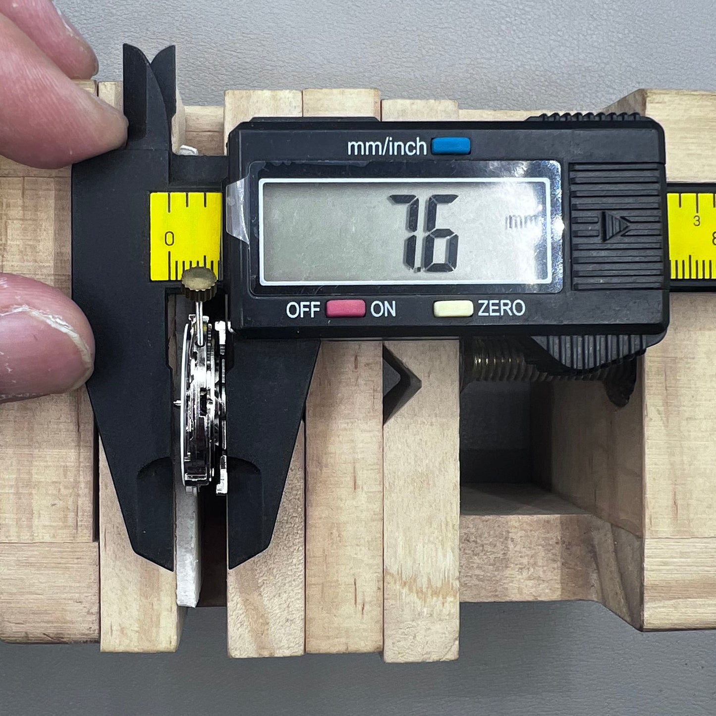 DG2813 Automatic Mechanical Movement 3 Hands Date@3 Replacement Miyota 8215 8205