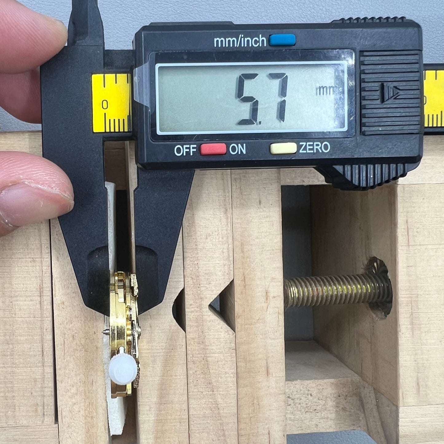 Mechanisches Automatikwerk 7120 mit goldenem Hohlschnitt, 26.5mm Durchmesser, f�r pr�zise Uhrwerkfunktionen.
