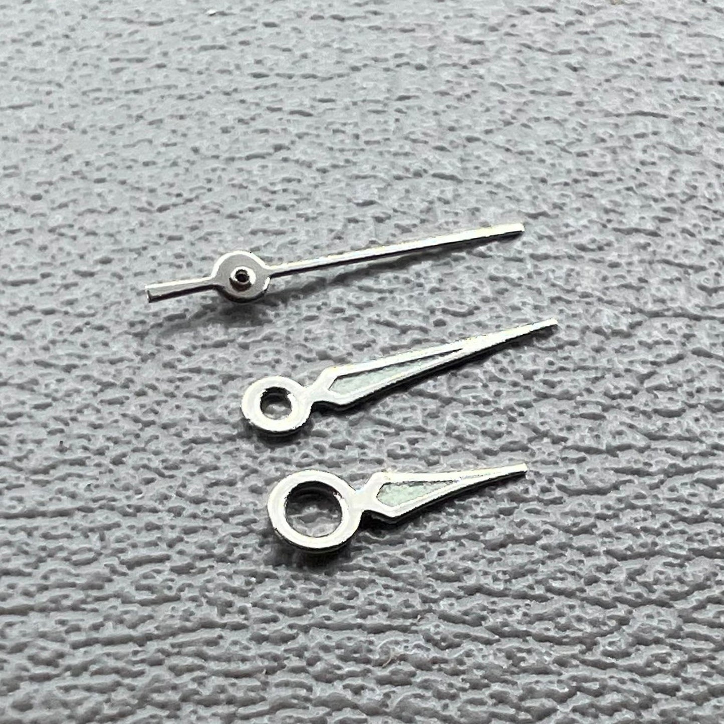 Leuchtende Zeigersets 2er Pack f�r Miyota 2035 Uhrwerk Modell 41 von , ideal f�r pr�zise Reparaturen und Uhrenanpassungen.