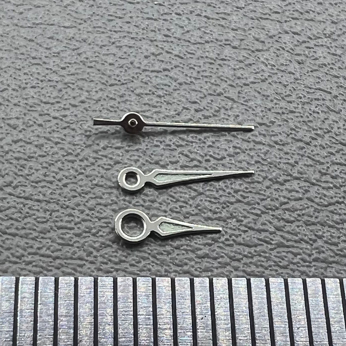 Leuchtende Zeigersets 2er Pack f�r Miyota 2035 Uhrwerk Modell 41 von , ideal f�r pr�zise Reparaturen und Uhrenanpassungen.
