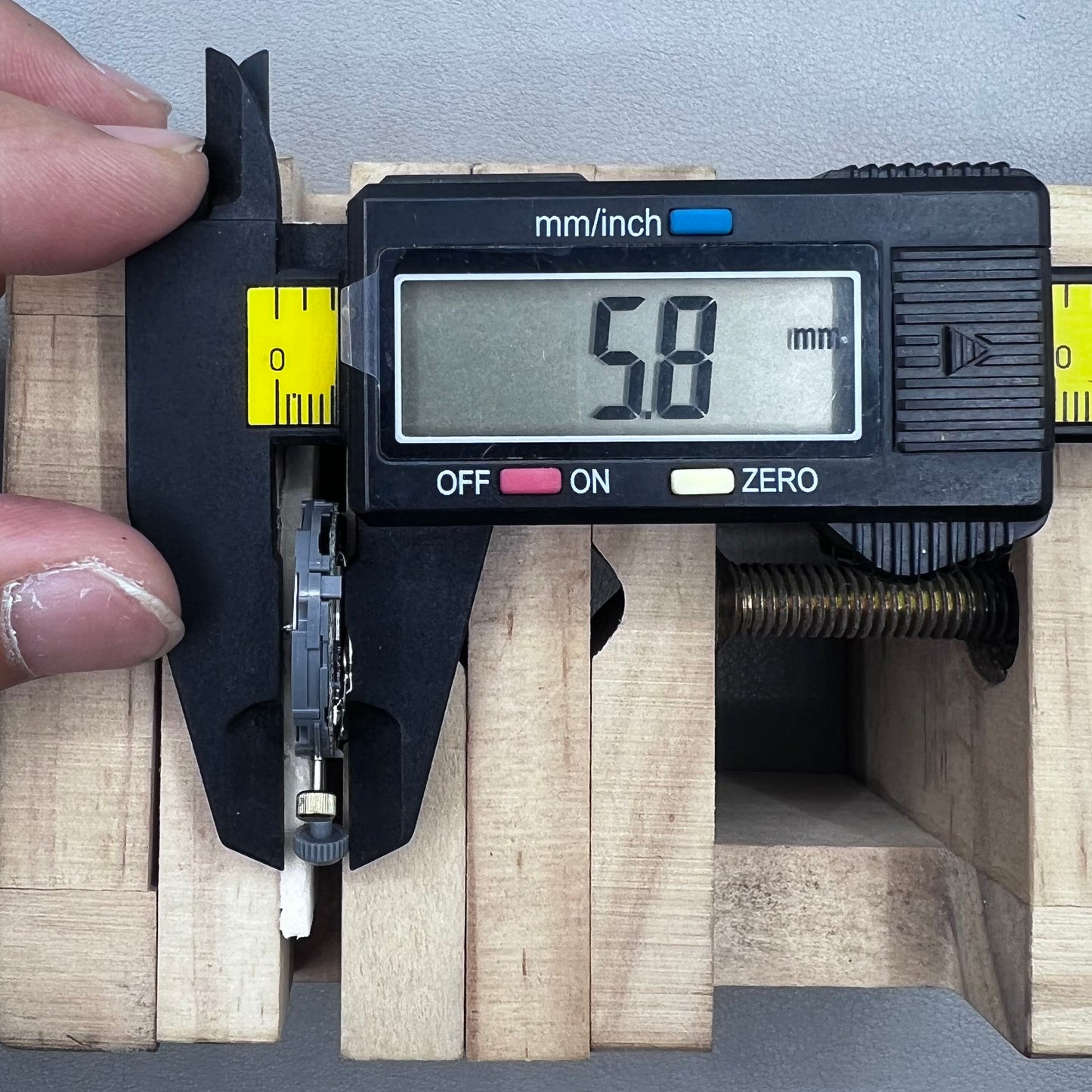 Miyota 6L76 Quartz Movement 2-Stems 3 Hands Repeat Alarm Single Calendar Date@3