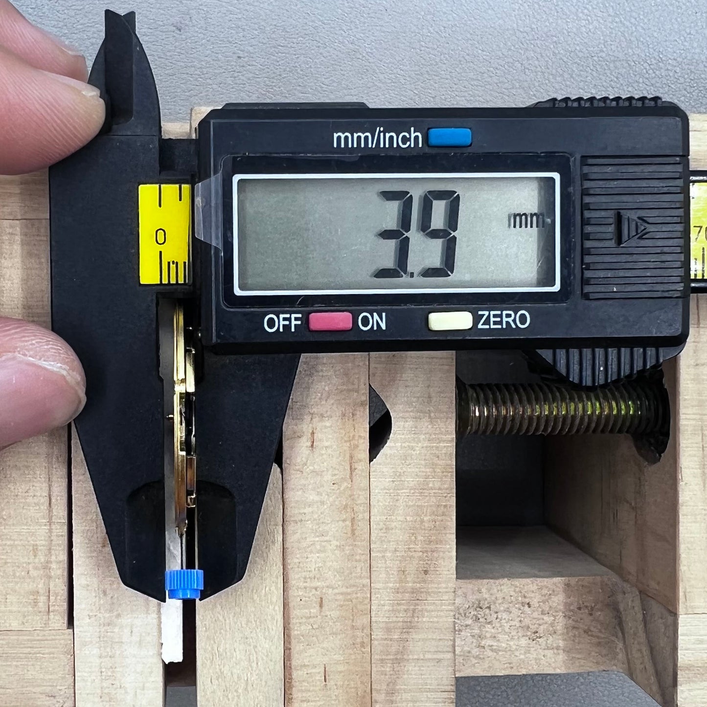 Swiss ETA F07.111 Watch Quartz Movement 3 Hands Date@6