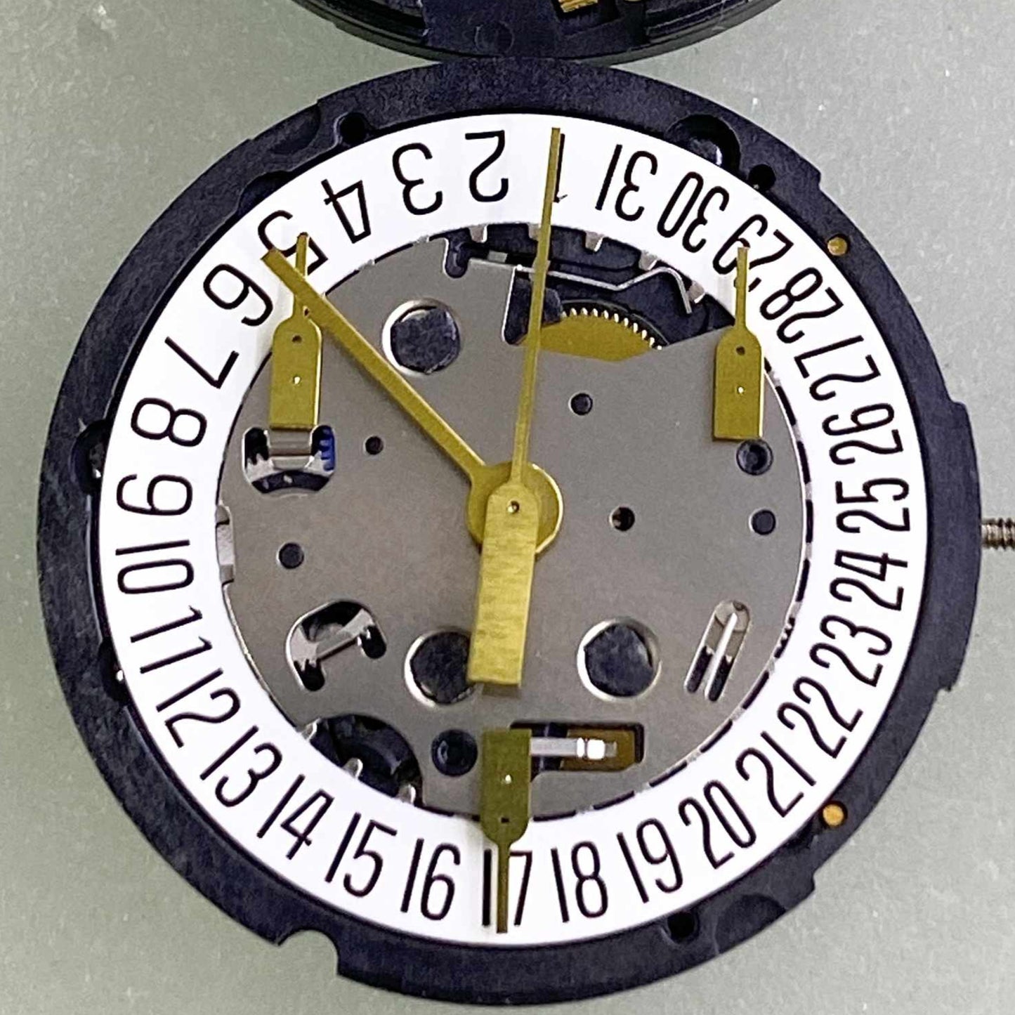 Mouvement à quartz ETA G15.212 de fabrication suisse, date à 6 h, remplace le modèle G15.211. 