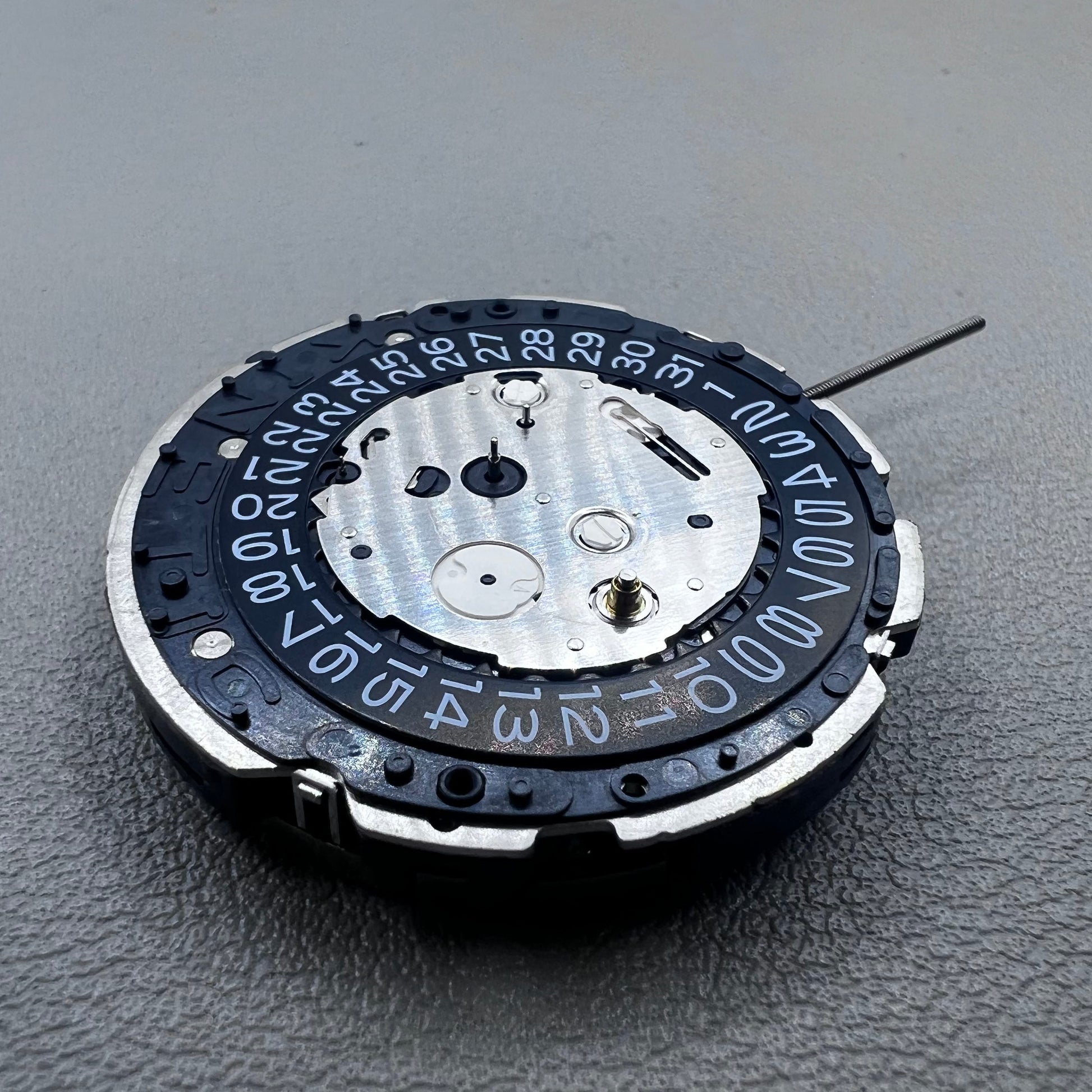 Original Japan Seiko 7L22A Quartz watch movement with black disk for precise timekeeping.