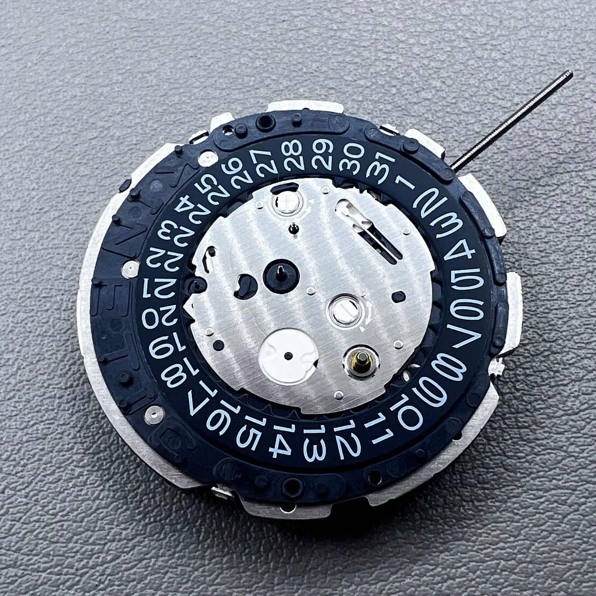Original Japan Seiko 7L22A Quartz watch movement with black disk for precise timekeeping.