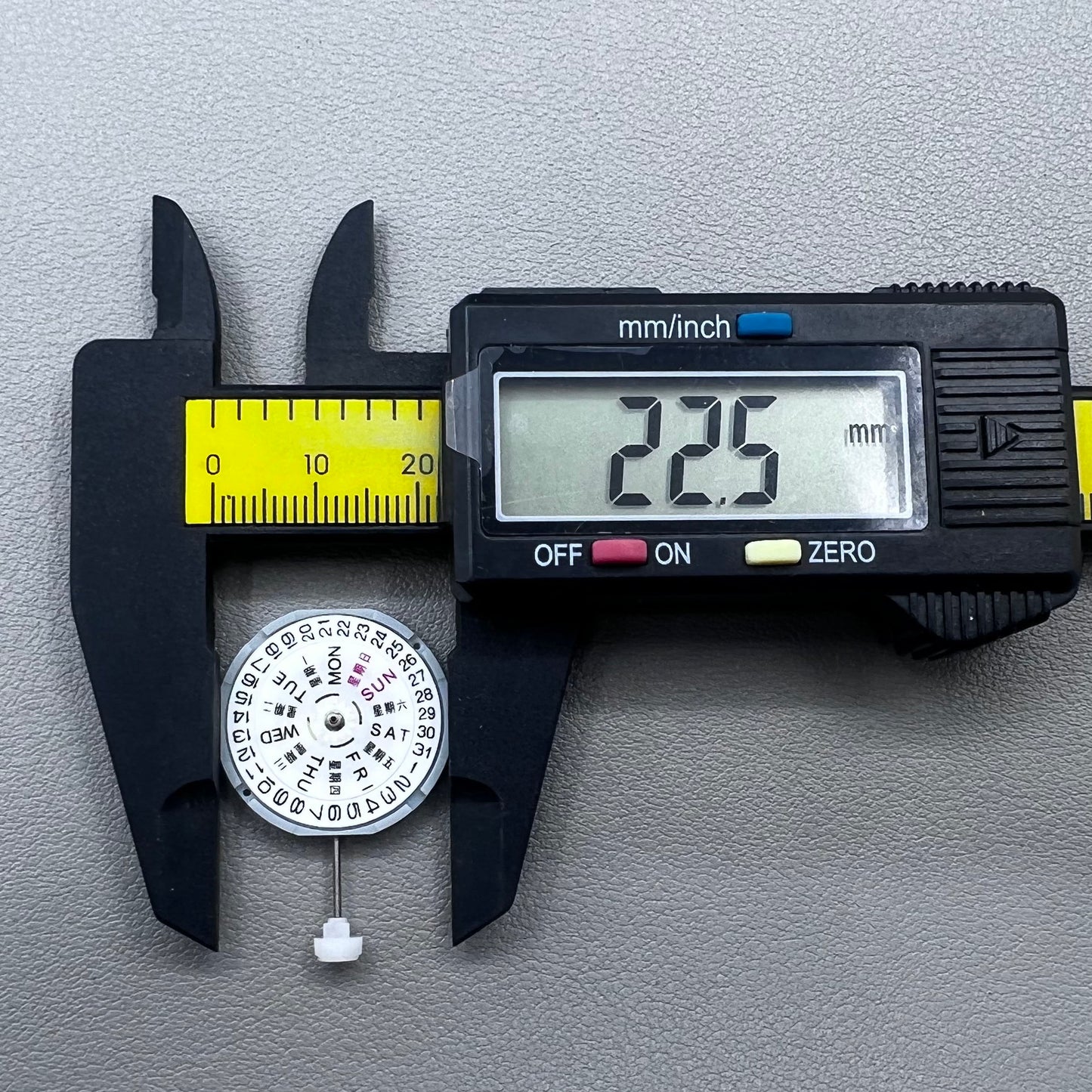 Sunon PE28 Quartz Movement 3 Hands Day Date Movement