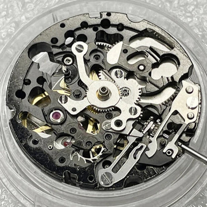 In Japan hergestelltes automatisches mechanisches Miyota-Uhrwerk in Schwarz und Silber mit Hohlschliff 8N24