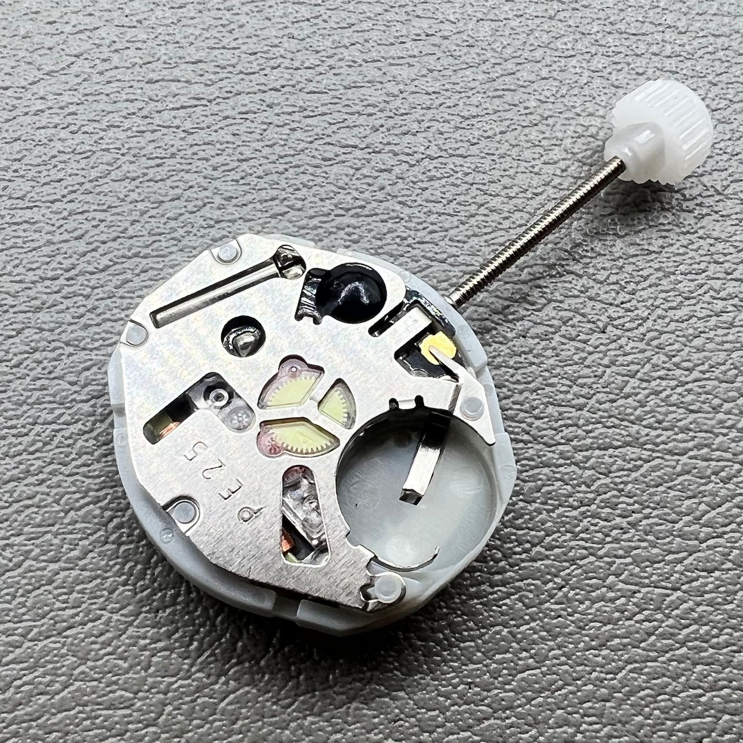 1. Sunon PE25 quartz watch movement featuring 3 hands and day-date display for precise timekeeping.  