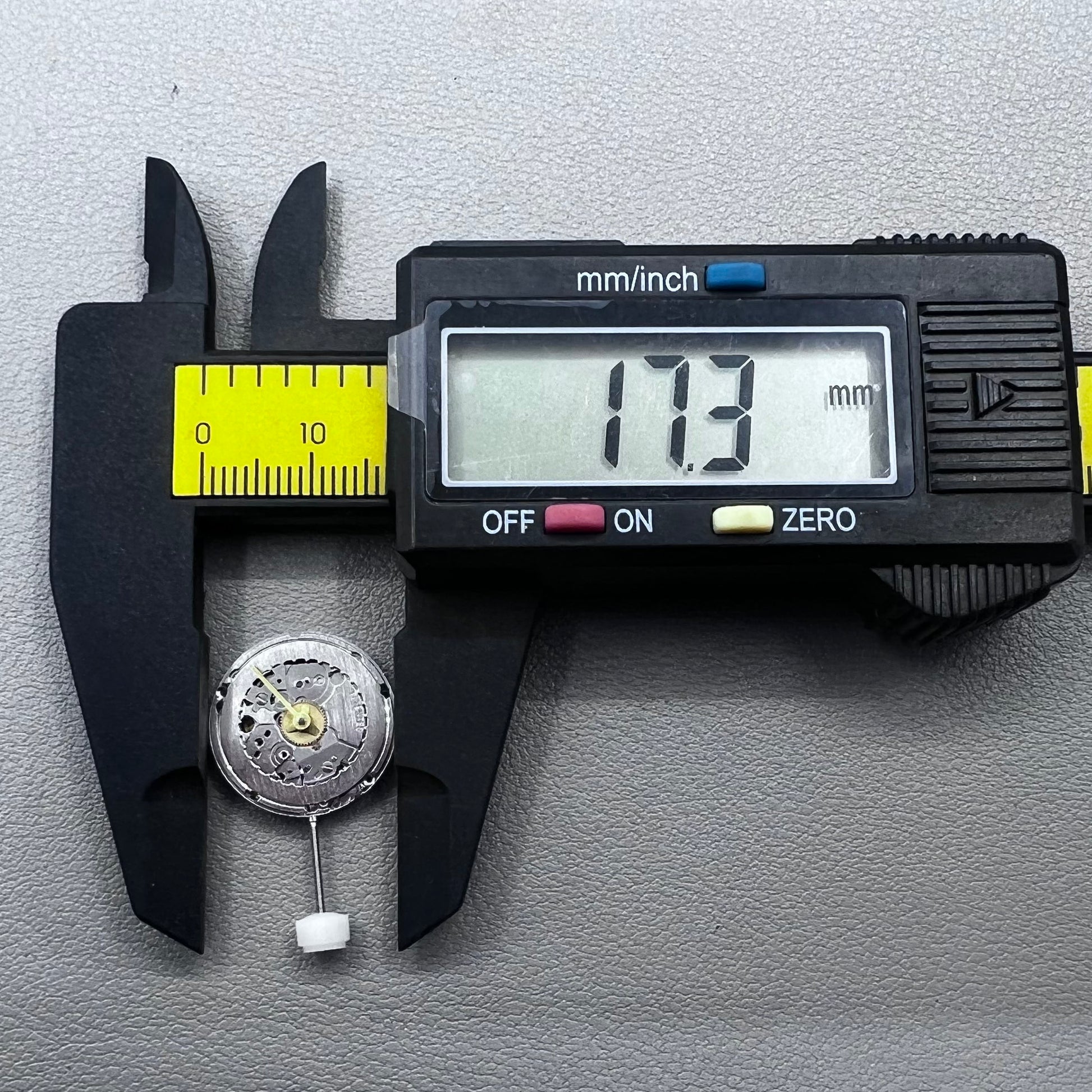 Swiss ETA 956.032 quartz watch movement with 2 hands, precise timekeeping for watchmakers.