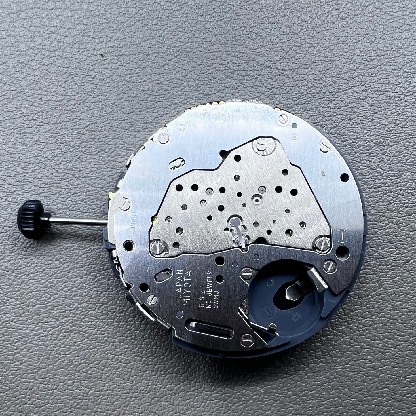 Japan Miyota 6S21 quartz watch movement with date display at 3 o'clock for precise timekeeping