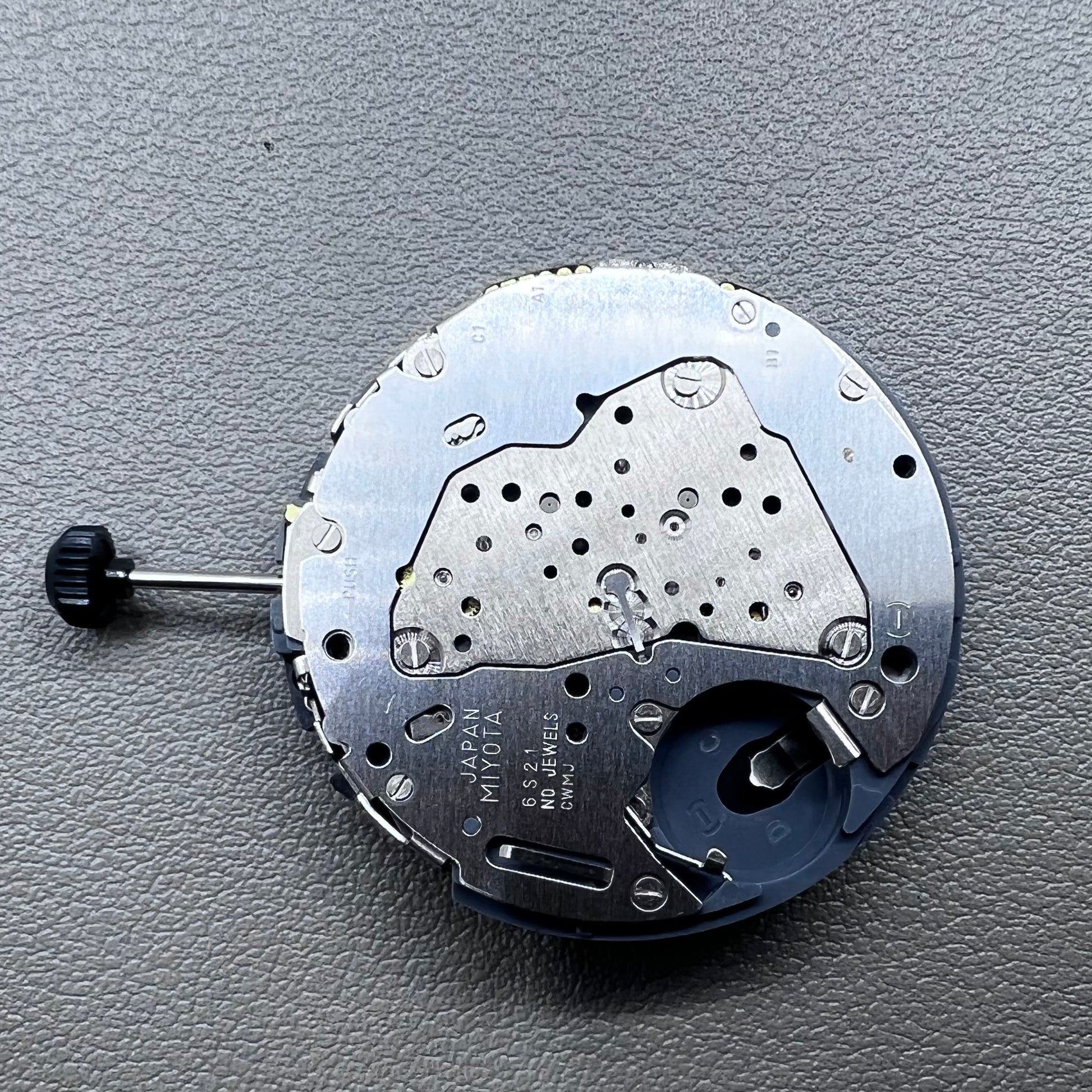 Japan Miyota 6S21 quartz watch movement with date display at 3 o'clock for precise timekeeping