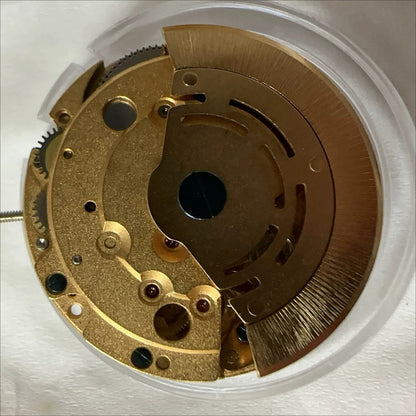 Golden Mingzhu 8205 mechanical watch movement showing single calendar, precision crafted for reliable timekeeping.