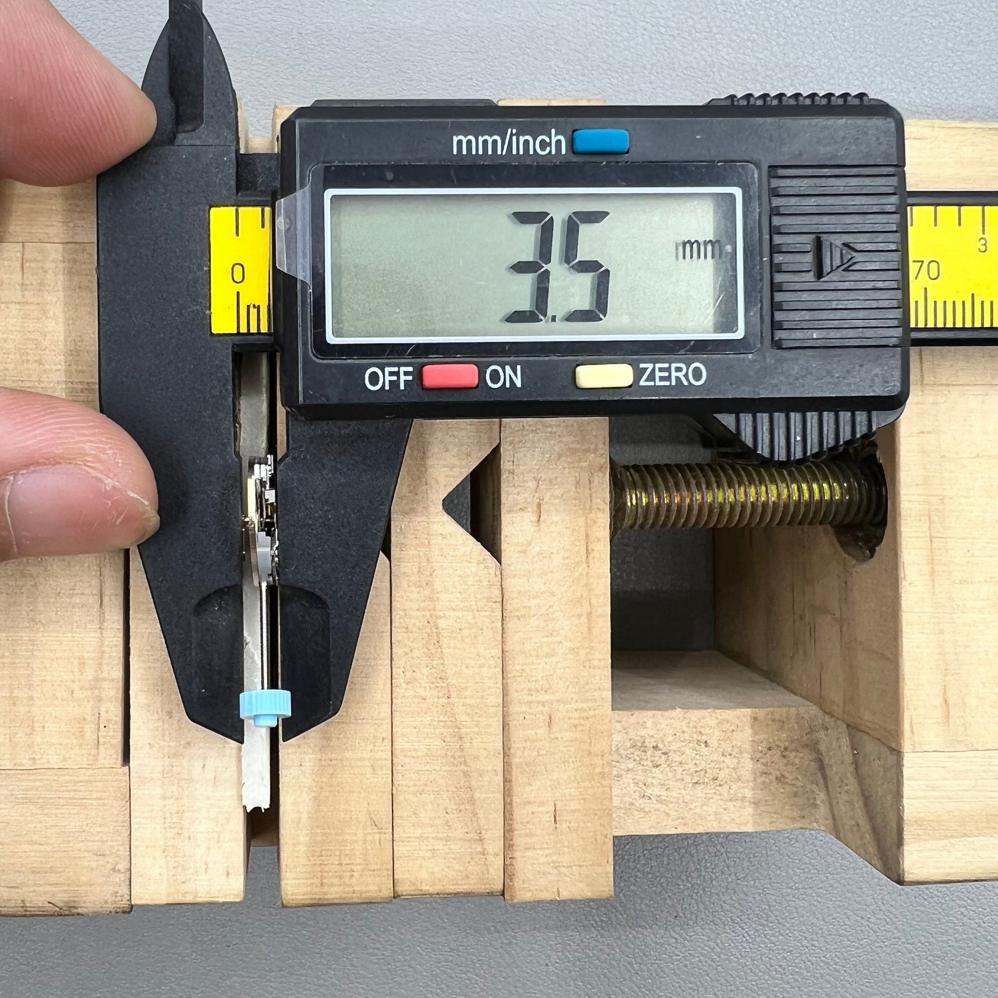 Ronda 751 Swiss quartz watch movement H2, two-hand model for precise timekeeping.