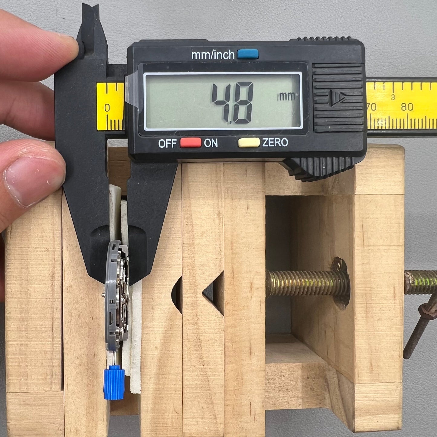 Automatisches mechanisches Uhrwerk Japan NH36 Datumsanzeige Krone bei 3.8
