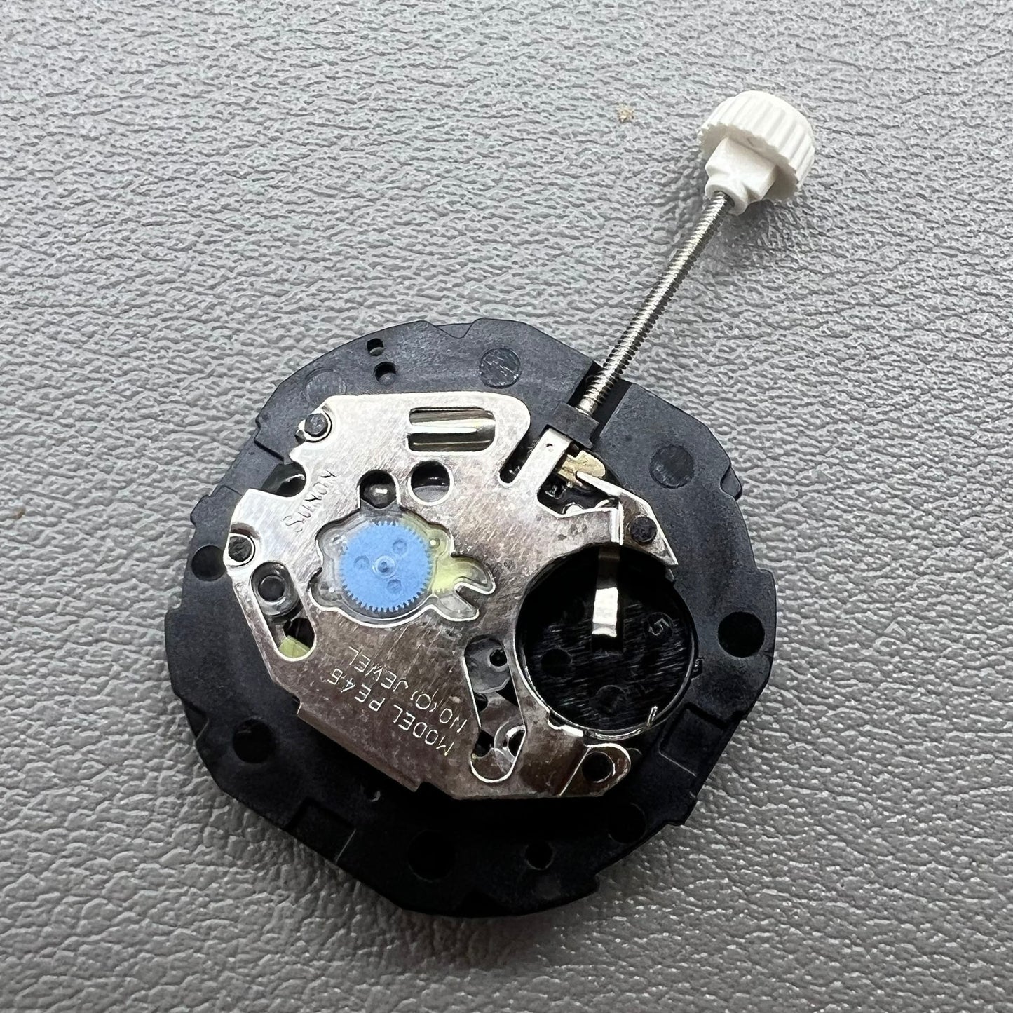 1. Sunon PE46 quartz watch movement with 2 hands and date at 6 o'clock, ideal for repairs.  