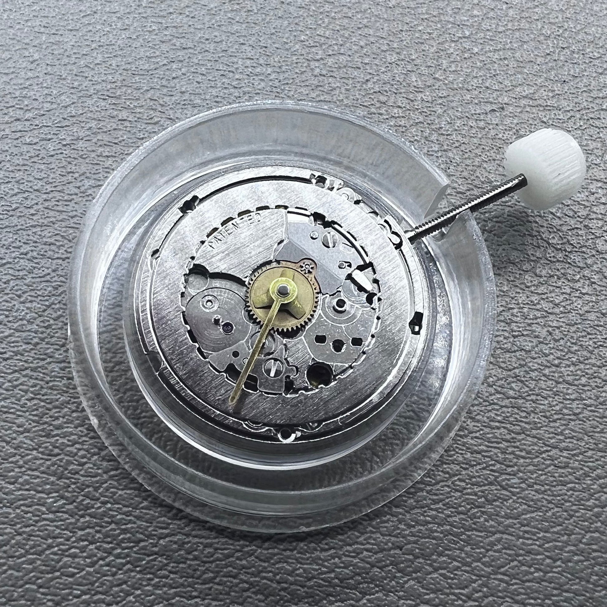 Swiss ETA 956.032 quartz watch movement with 2 hands, precise timekeeping for watchmakers.
