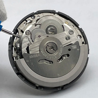 Japan Made C3 green luminous watch accessory with NH35A mechanical movement, 24 jewels, date at 6