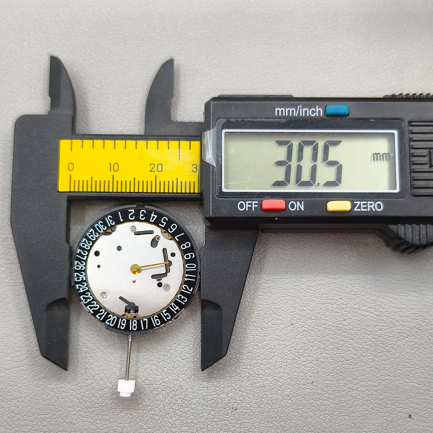 Swiss ISA8371 8371B Quartz Movement Black Disk Small Second@3/9 Date@6