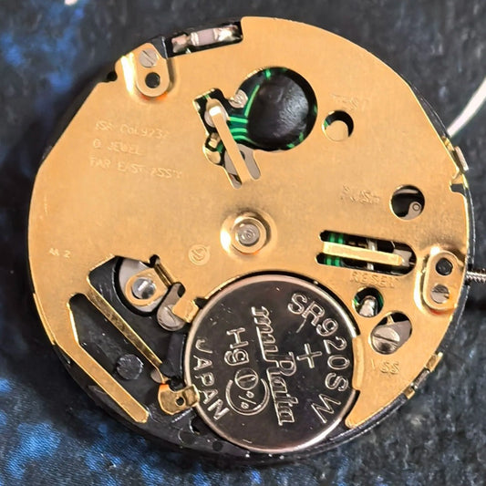 Montre à quartz ISA 9232 de fabrication suisse, 6 aiguilles, date à 3 heures, petite seconde à 6/9/12 heures.