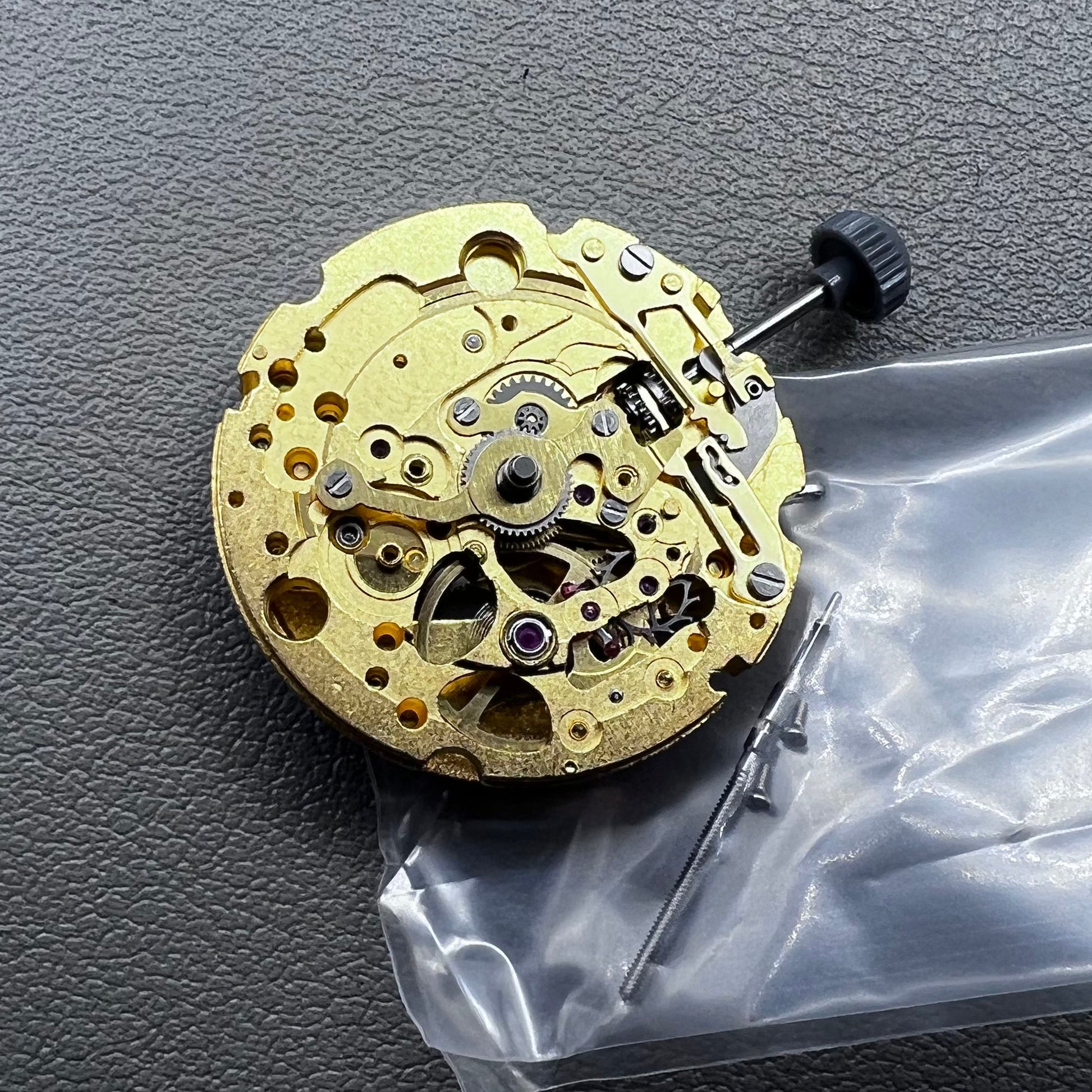 Japan Miyota 82S5 self-winding mechanical watch movement with 21 golden jewels, precision craftsmanship.