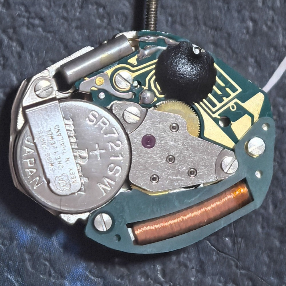 Working Stock Movement 562.101 quartz watch part with 3 hands, precise timekeeping for watch repairs.