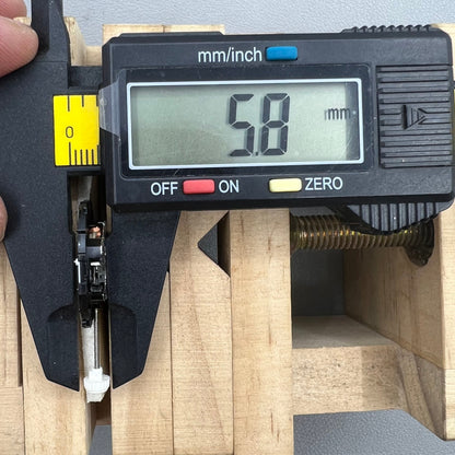2 Stück Sunon PE46 Quarzuhrwerk mit Datum und zwei Zeigern Datum bei 6 Uhr