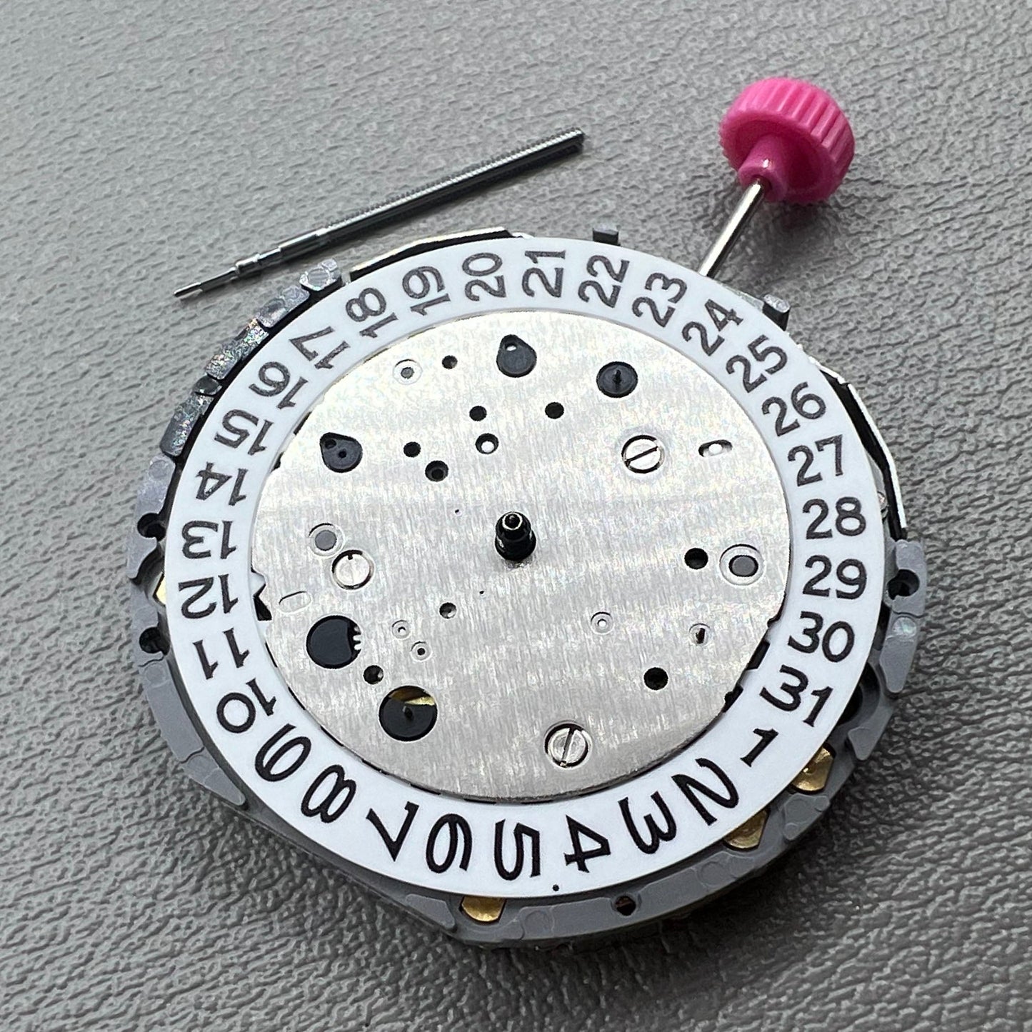 Miyota JS25 Quarzuhrwerk mit kleiner Sekunde bei 3, 6 und 9 Uhr, pr�zise Uhrwerktechnik.
