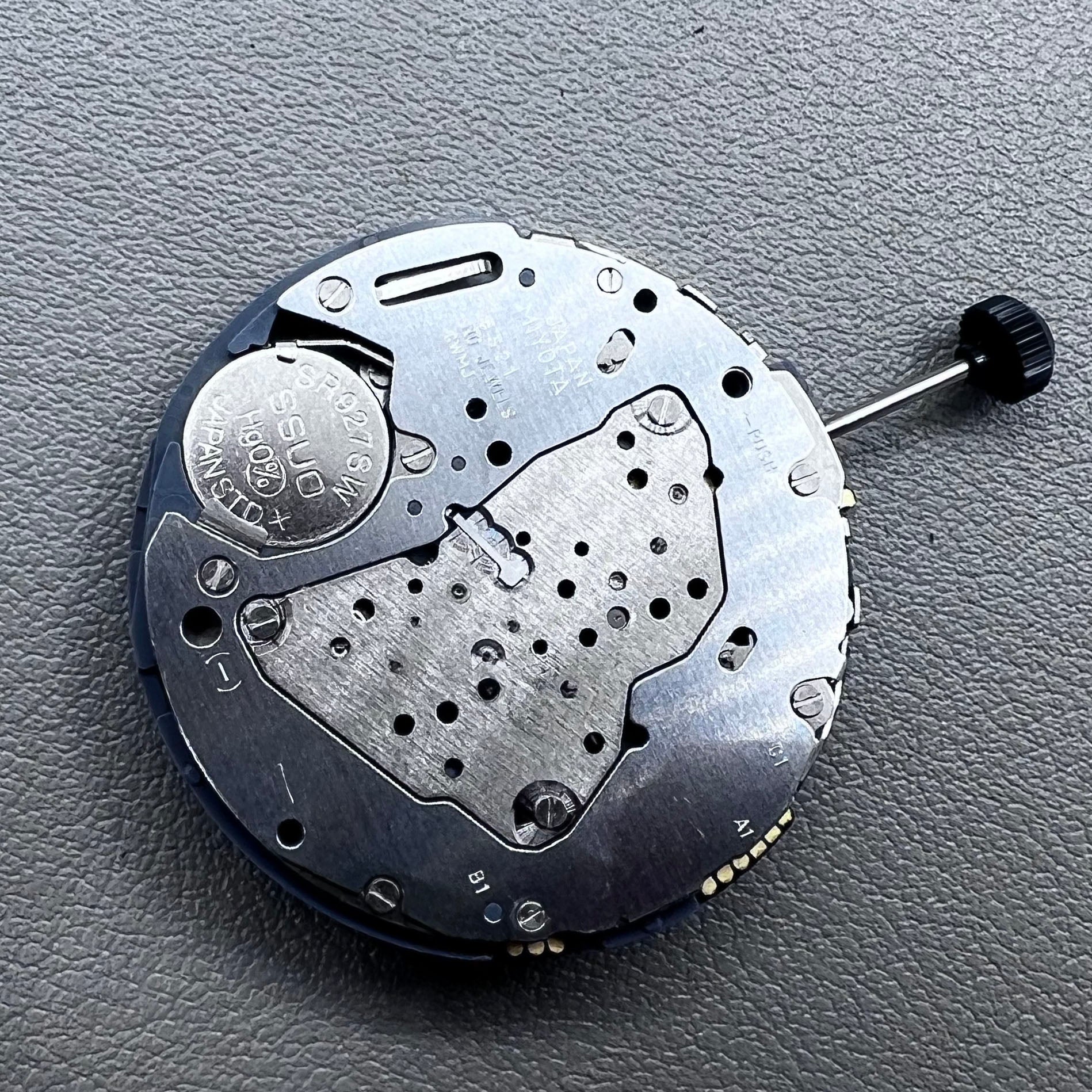 Japan Miyota 6S21 quartz watch movement with date display at 6 o?clock, reliable and precise accessory.