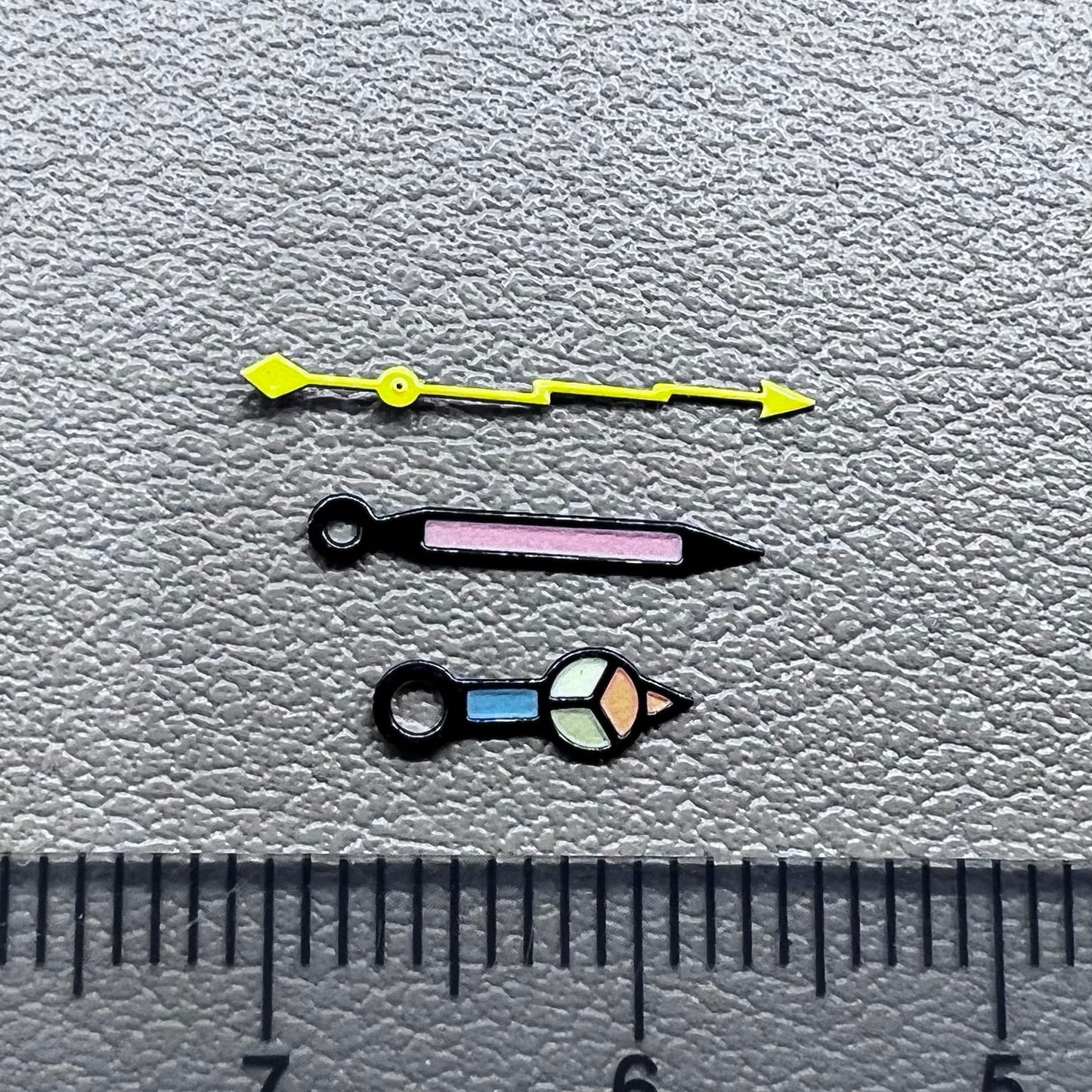 Luminous black arrow watch hands with trim, compatible with NH35 NH36 4R/7S movements, for precise timekeeping.