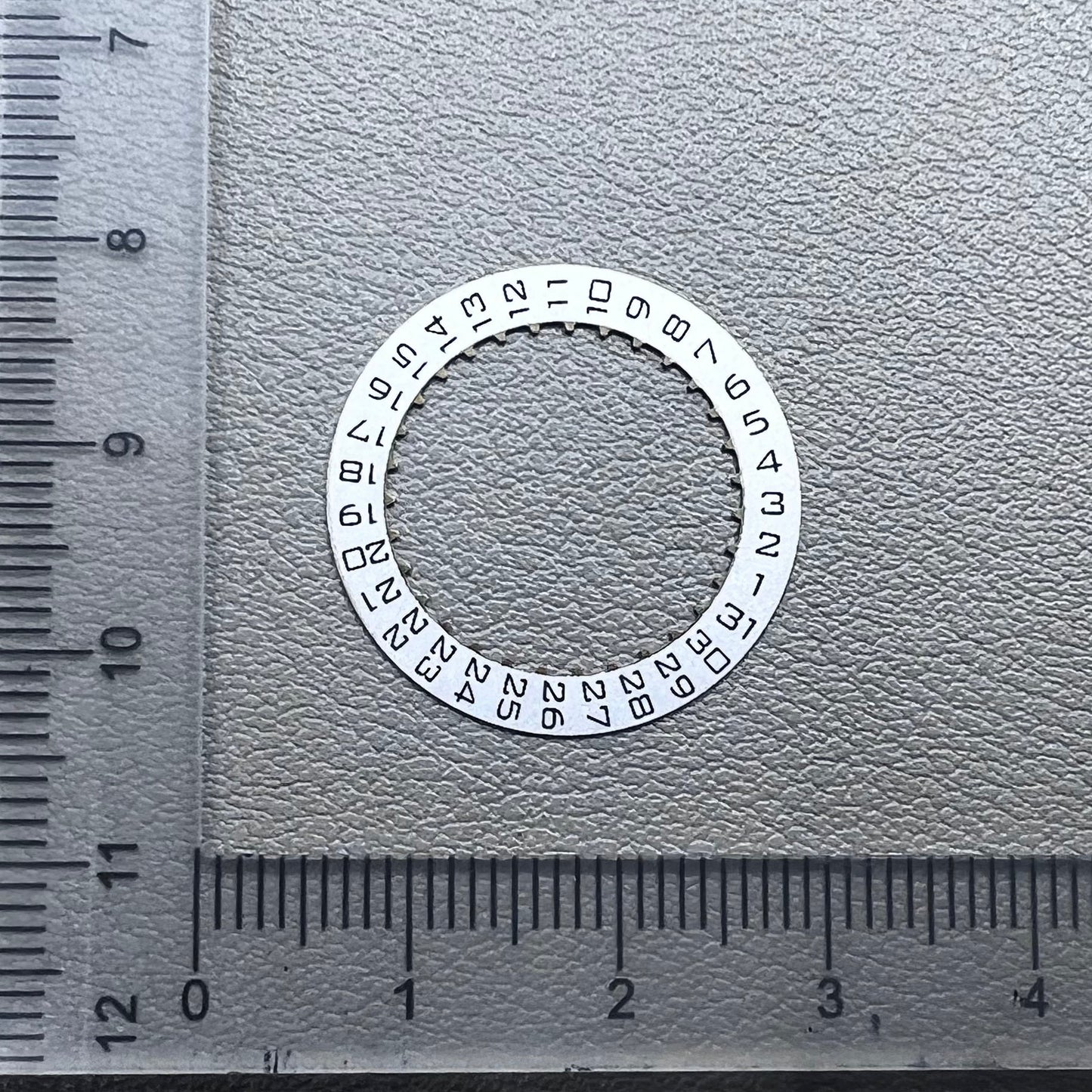Men?s silver date disk for ETA2892 ETA2824 watch movement, date displayed at 3 o?clock.