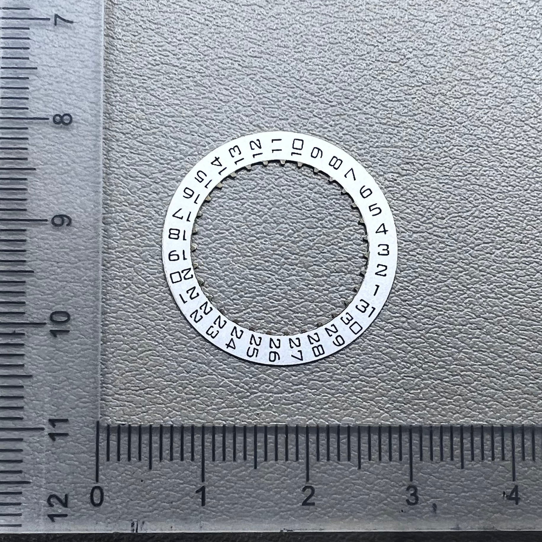 Men?s silver date disk for ETA2892 ETA2824 watch movement, date displayed at 3 o?clock.